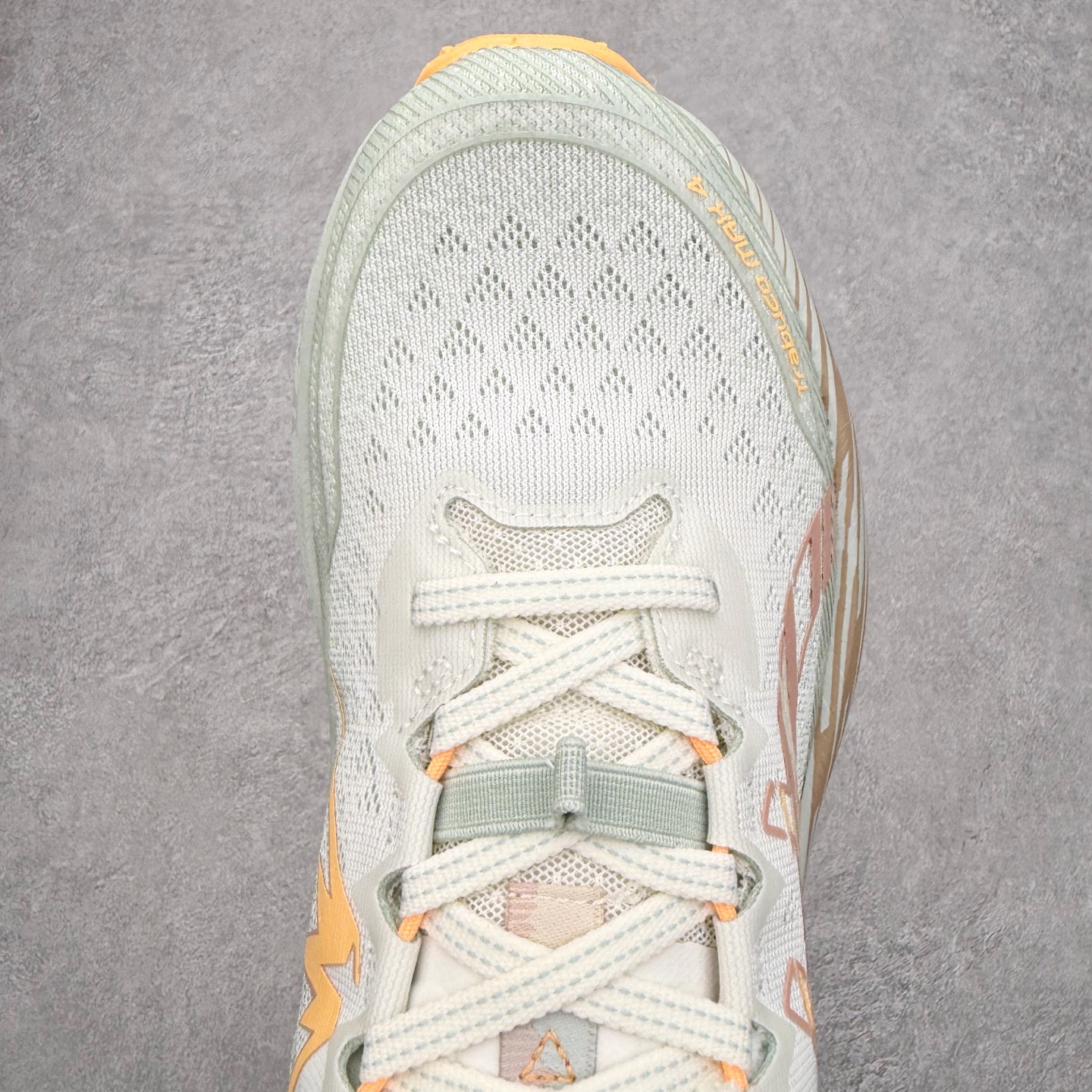 图片[4]-Asics Gel-Trabuco Max 4 舒适缓震轻便竞速 低帮跑步鞋 ASICS（亚瑟士）是日本实业家鬼冢喜八郎创立的跑鞋运动品牌，名字想法源自著名的拉丁谚语“AnimaSana In Corpore Sano”，意为“健全的精神寓于强健的体魄”。正如其名字的含义，ASICS亚瑟士一直坚信保持身体的健康与活力是打造健康快乐的生活方式的最佳途径。亚瑟士的跑鞋、篮球鞋等系列集专业与美貌于一身，拥有极高的热度。2016年，ASICS在“2016年日本最佳全球品牌”排行榜名列第17名。尺码：36 37 37.5 38 39 39.5 40 40.5 41.5 42 42.5 43.5 44 45-选品中心
