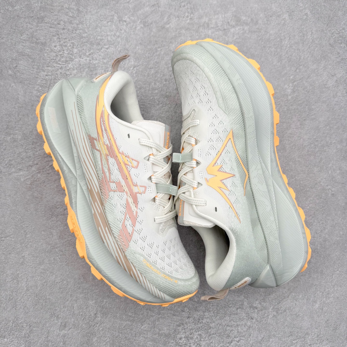 图片[3]-Asics Gel-Trabuco Max 4 舒适缓震轻便竞速 低帮跑步鞋 ASICS（亚瑟士）是日本实业家鬼冢喜八郎创立的跑鞋运动品牌，名字想法源自著名的拉丁谚语“AnimaSana In Corpore Sano”，意为“健全的精神寓于强健的体魄”。正如其名字的含义，ASICS亚瑟士一直坚信保持身体的健康与活力是打造健康快乐的生活方式的最佳途径。亚瑟士的跑鞋、篮球鞋等系列集专业与美貌于一身，拥有极高的热度。2016年，ASICS在“2016年日本最佳全球品牌”排行榜名列第17名。尺码：36 37 37.5 38 39 39.5 40 40.5 41.5 42 42.5 43.5 44 45-选品中心