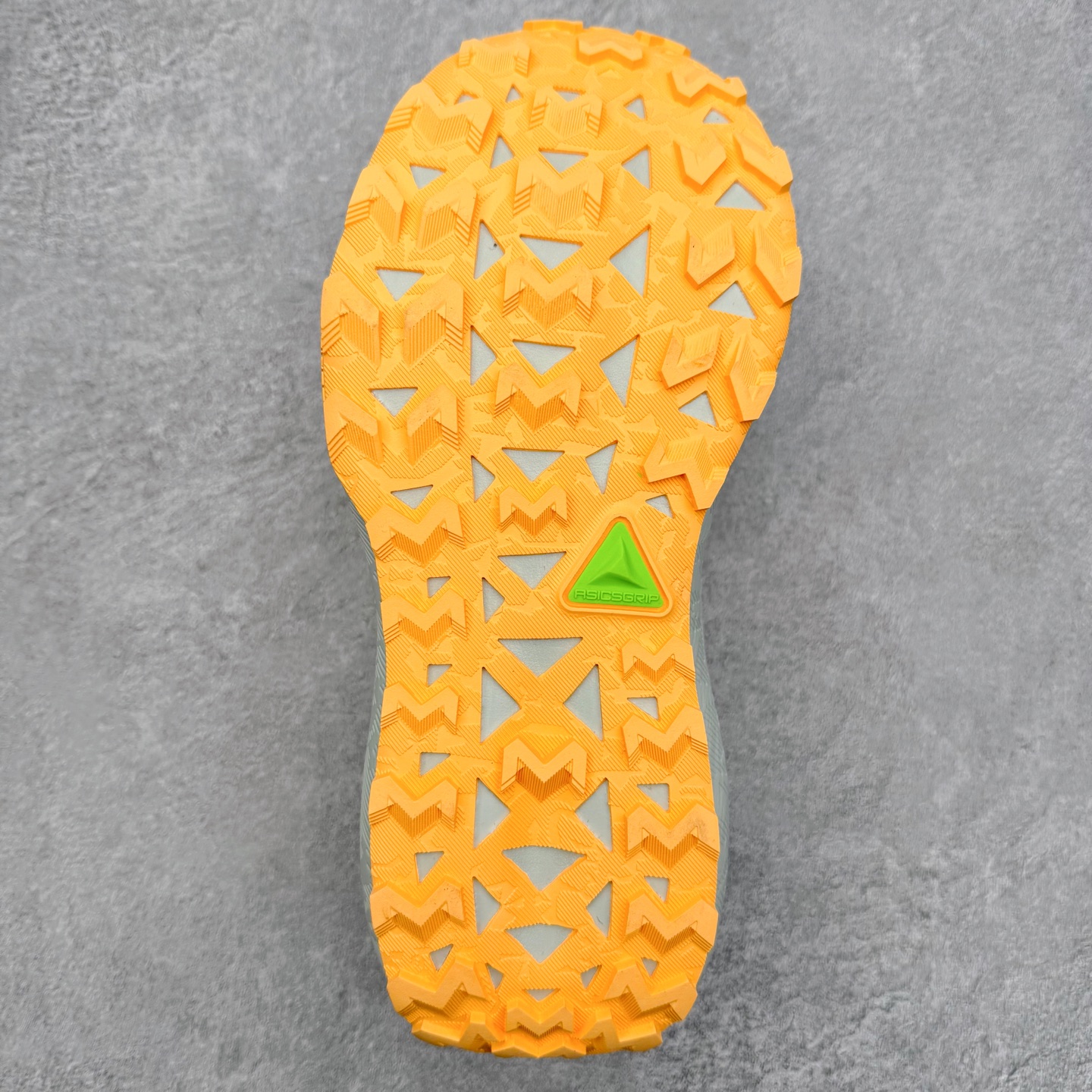 图片[9]-Asics Gel-Trabuco Max 4 舒适缓震轻便竞速 低帮跑步鞋 ASICS（亚瑟士）是日本实业家鬼冢喜八郎创立的跑鞋运动品牌，名字想法源自著名的拉丁谚语“AnimaSana In Corpore Sano”，意为“健全的精神寓于强健的体魄”。正如其名字的含义，ASICS亚瑟士一直坚信保持身体的健康与活力是打造健康快乐的生活方式的最佳途径。亚瑟士的跑鞋、篮球鞋等系列集专业与美貌于一身，拥有极高的热度。2016年，ASICS在“2016年日本最佳全球品牌”排行榜名列第17名。尺码：36 37 37.5 38 39 39.5 40 40.5 41.5 42 42.5 43.5 44 45-选品中心