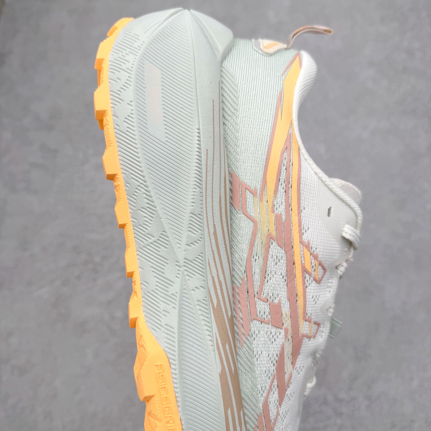 图片[6]-Asics Gel-Trabuco Max 4 舒适缓震轻便竞速 低帮跑步鞋 ASICS（亚瑟士）是日本实业家鬼冢喜八郎创立的跑鞋运动品牌，名字想法源自著名的拉丁谚语“AnimaSana In Corpore Sano”，意为“健全的精神寓于强健的体魄”。正如其名字的含义，ASICS亚瑟士一直坚信保持身体的健康与活力是打造健康快乐的生活方式的最佳途径。亚瑟士的跑鞋、篮球鞋等系列集专业与美貌于一身，拥有极高的热度。2016年，ASICS在“2016年日本最佳全球品牌”排行榜名列第17名。尺码：36 37 37.5 38 39 39.5 40 40.5 41.5 42 42.5 43.5 44 45-选品中心