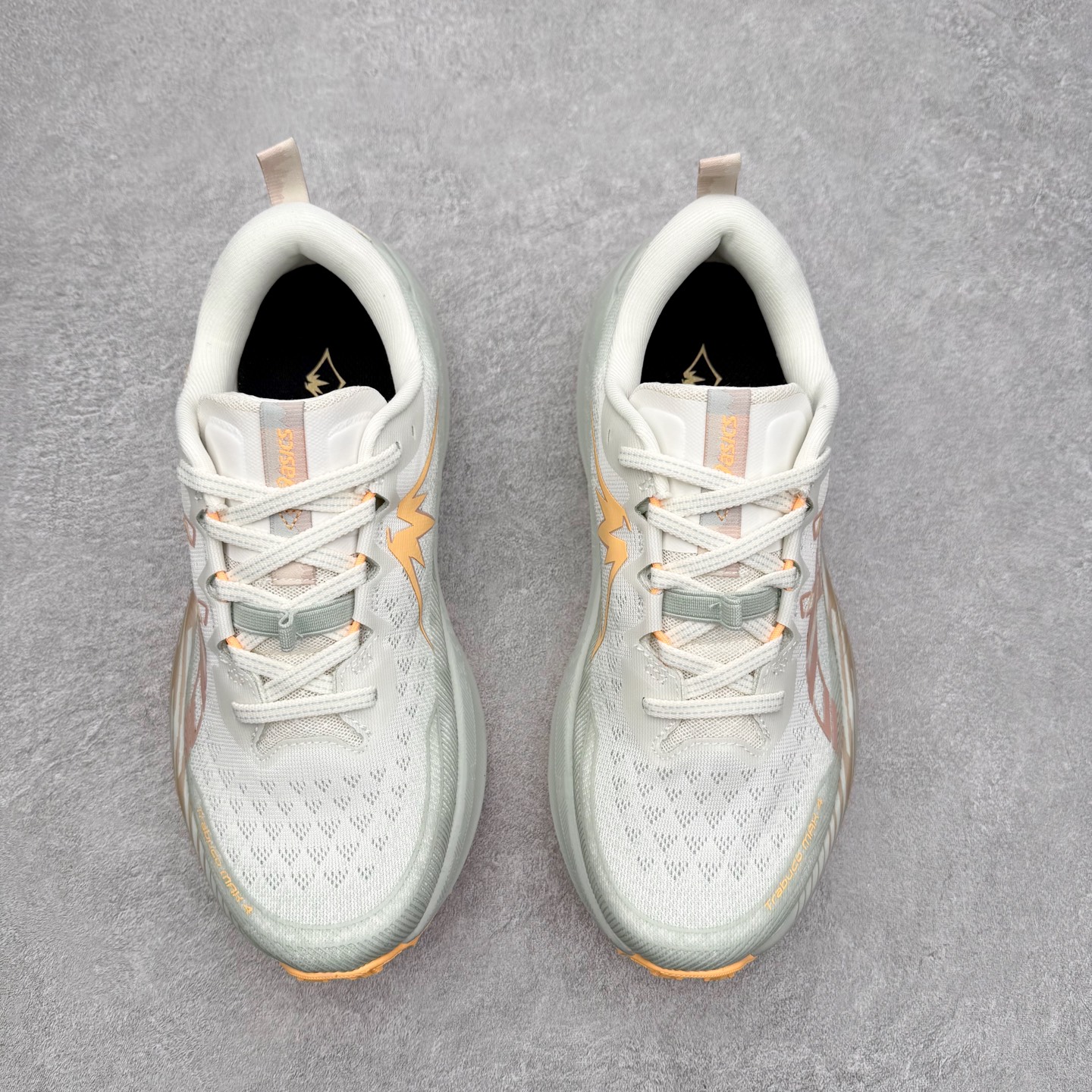 图片[2]-Asics Gel-Trabuco Max 4 舒适缓震轻便竞速 低帮跑步鞋 ASICS（亚瑟士）是日本实业家鬼冢喜八郎创立的跑鞋运动品牌，名字想法源自著名的拉丁谚语“AnimaSana In Corpore Sano”，意为“健全的精神寓于强健的体魄”。正如其名字的含义，ASICS亚瑟士一直坚信保持身体的健康与活力是打造健康快乐的生活方式的最佳途径。亚瑟士的跑鞋、篮球鞋等系列集专业与美貌于一身，拥有极高的热度。2016年，ASICS在“2016年日本最佳全球品牌”排行榜名列第17名。尺码：36 37 37.5 38 39 39.5 40 40.5 41.5 42 42.5 43.5 44 45-选品中心