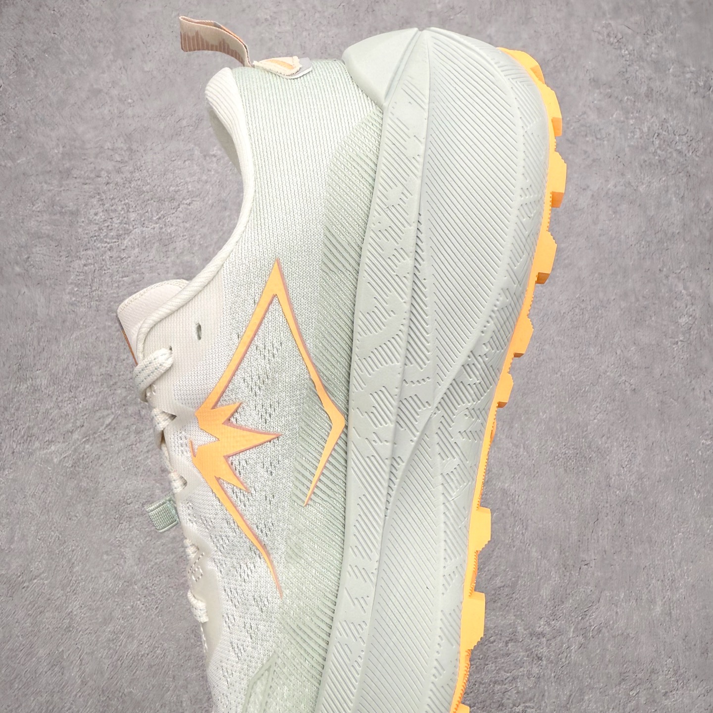 图片[7]-Asics Gel-Trabuco Max 4 舒适缓震轻便竞速 低帮跑步鞋 ASICS（亚瑟士）是日本实业家鬼冢喜八郎创立的跑鞋运动品牌，名字想法源自著名的拉丁谚语“AnimaSana In Corpore Sano”，意为“健全的精神寓于强健的体魄”。正如其名字的含义，ASICS亚瑟士一直坚信保持身体的健康与活力是打造健康快乐的生活方式的最佳途径。亚瑟士的跑鞋、篮球鞋等系列集专业与美貌于一身，拥有极高的热度。2016年，ASICS在“2016年日本最佳全球品牌”排行榜名列第17名。尺码：36 37 37.5 38 39 39.5 40 40.5 41.5 42 42.5 43.5 44 45-选品中心