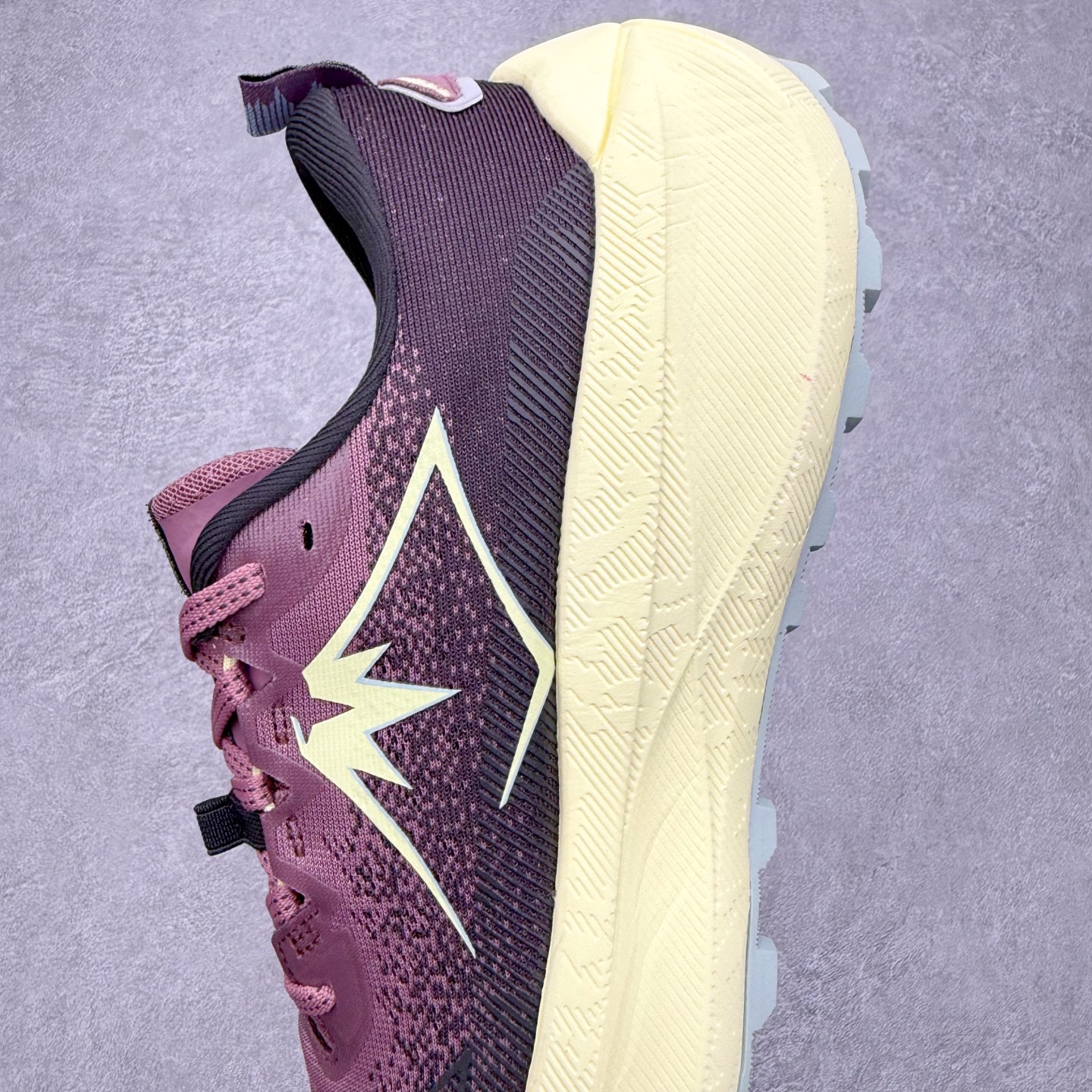 图片[7]-Asics Gel-Trabuco Max 4 舒适缓震轻便竞速 低帮跑步鞋 ASICS（亚瑟士）是日本实业家鬼冢喜八郎创立的跑鞋运动品牌，名字想法源自著名的拉丁谚语“AnimaSana In Corpore Sano”，意为“健全的精神寓于强健的体魄”。正如其名字的含义，ASICS亚瑟士一直坚信保持身体的健康与活力是打造健康快乐的生活方式的最佳途径。亚瑟士的跑鞋、篮球鞋等系列集专业与美貌于一身，拥有极高的热度。2016年，ASICS在“2016年日本最佳全球品牌”排行榜名列第17名。尺码：36 37 37.5 38 39 39.5 40 40.5 41.5 42 42.5 43.5 44 45-选品中心