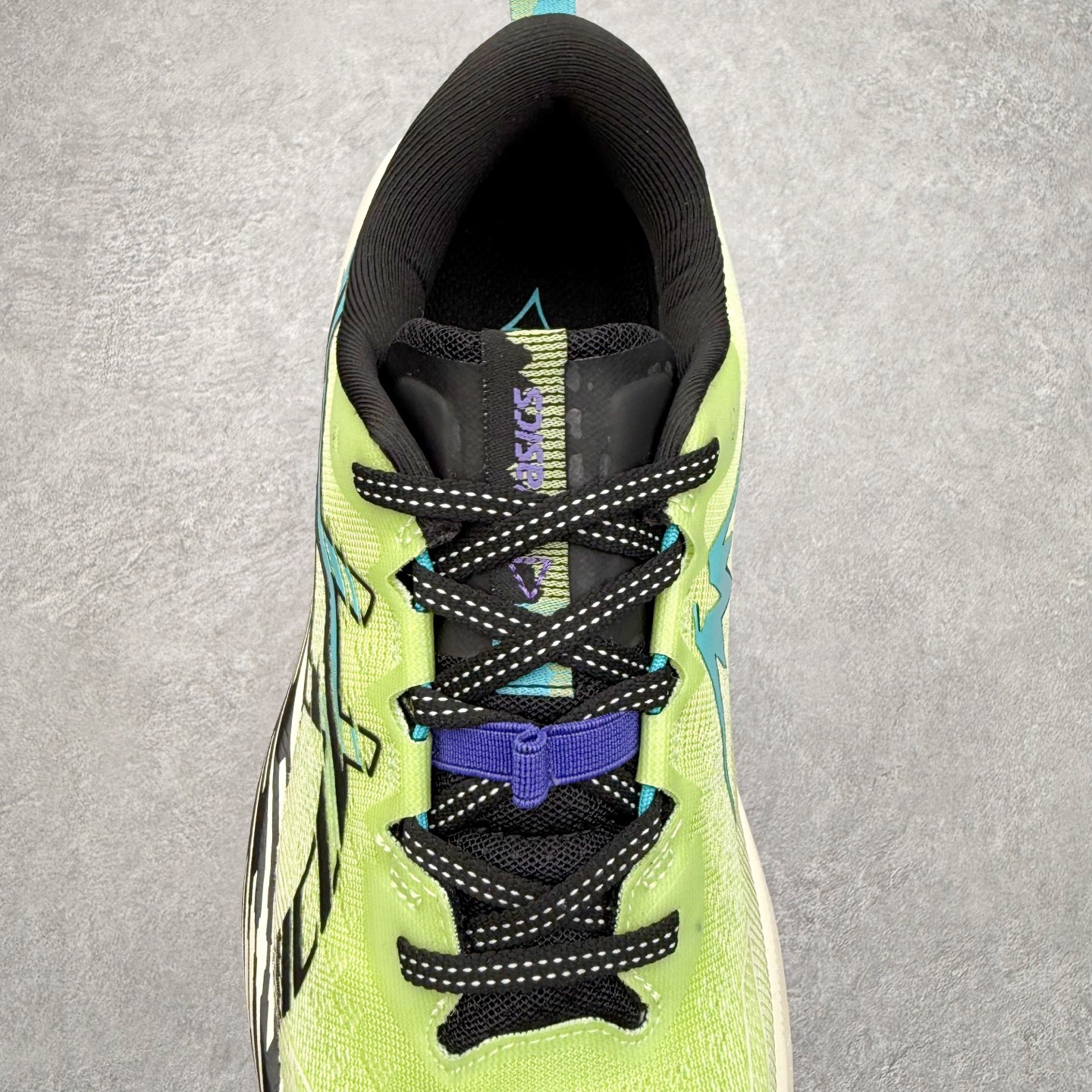 图片[5]-Asics Gel-Trabuco Max 4 舒适缓震轻便竞速 低帮跑步鞋 ASICS（亚瑟士）是日本实业家鬼冢喜八郎创立的跑鞋运动品牌，名字想法源自著名的拉丁谚语“AnimaSana In Corpore Sano”，意为“健全的精神寓于强健的体魄”。正如其名字的含义，ASICS亚瑟士一直坚信保持身体的健康与活力是打造健康快乐的生活方式的最佳途径。亚瑟士的跑鞋、篮球鞋等系列集专业与美貌于一身，拥有极高的热度。2016年，ASICS在“2016年日本最佳全球品牌”排行榜名列第17名。尺码：36 37 37.5 38 39 39.5 40 40.5 41.5 42 42.5 43.5 44 45-选品中心