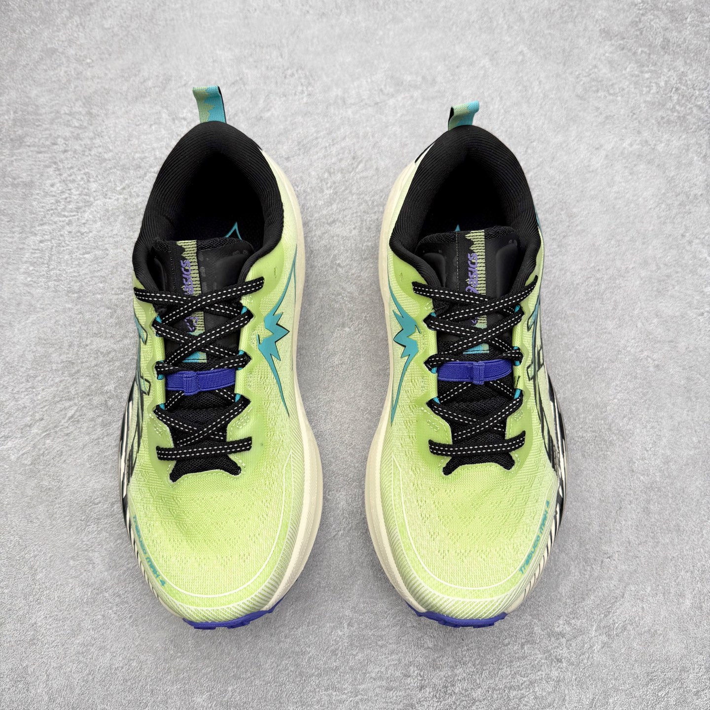 图片[2]-Asics Gel-Trabuco Max 4 舒适缓震轻便竞速 低帮跑步鞋 ASICS（亚瑟士）是日本实业家鬼冢喜八郎创立的跑鞋运动品牌，名字想法源自著名的拉丁谚语“AnimaSana In Corpore Sano”，意为“健全的精神寓于强健的体魄”。正如其名字的含义，ASICS亚瑟士一直坚信保持身体的健康与活力是打造健康快乐的生活方式的最佳途径。亚瑟士的跑鞋、篮球鞋等系列集专业与美貌于一身，拥有极高的热度。2016年，ASICS在“2016年日本最佳全球品牌”排行榜名列第17名。尺码：36 37 37.5 38 39 39.5 40 40.5 41.5 42 42.5 43.5 44 45-选品中心