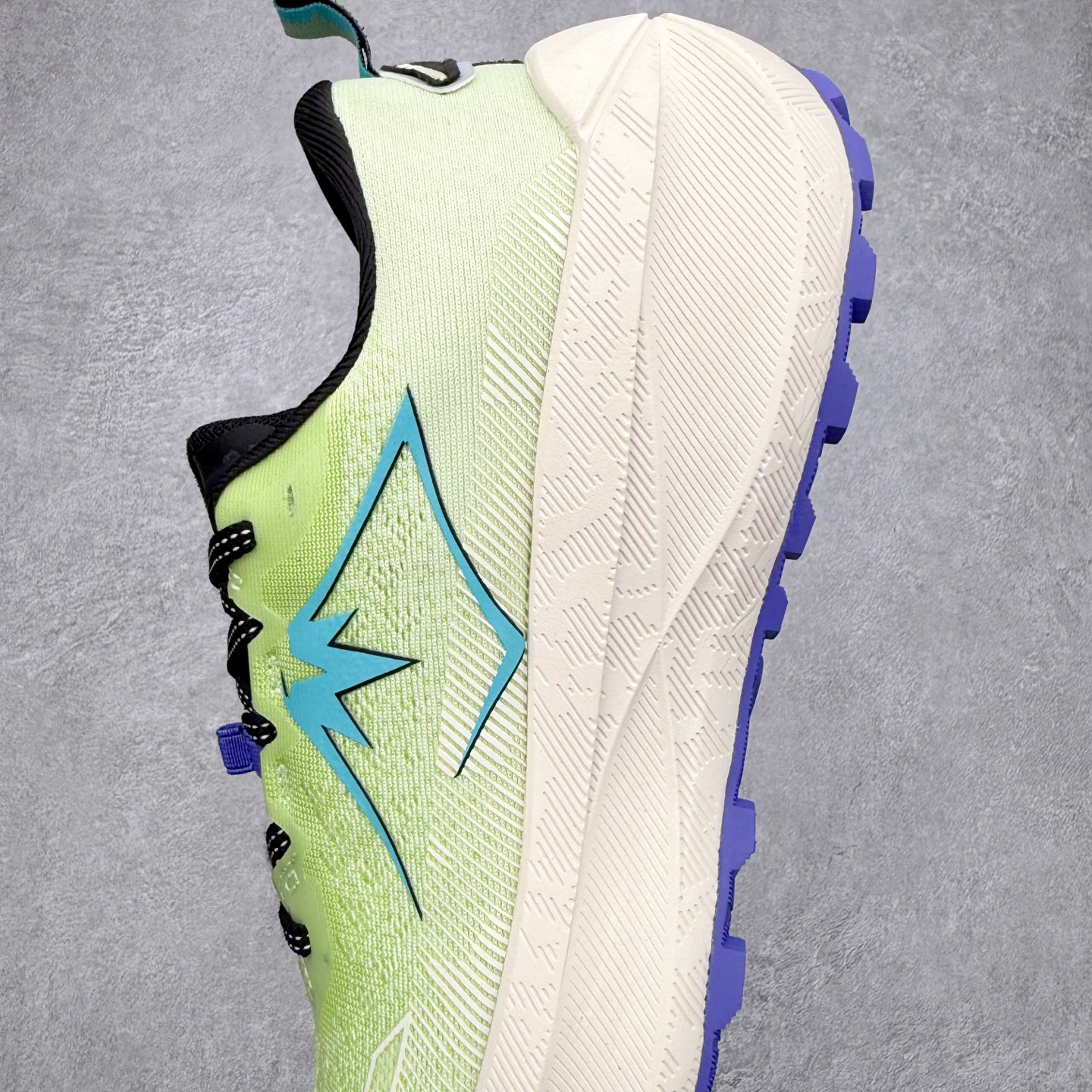 图片[7]-Asics Gel-Trabuco Max 4 舒适缓震轻便竞速 低帮跑步鞋 ASICS（亚瑟士）是日本实业家鬼冢喜八郎创立的跑鞋运动品牌，名字想法源自著名的拉丁谚语“AnimaSana In Corpore Sano”，意为“健全的精神寓于强健的体魄”。正如其名字的含义，ASICS亚瑟士一直坚信保持身体的健康与活力是打造健康快乐的生活方式的最佳途径。亚瑟士的跑鞋、篮球鞋等系列集专业与美貌于一身，拥有极高的热度。2016年，ASICS在“2016年日本最佳全球品牌”排行榜名列第17名。尺码：36 37 37.5 38 39 39.5 40 40.5 41.5 42 42.5 43.5 44 45-选品中心