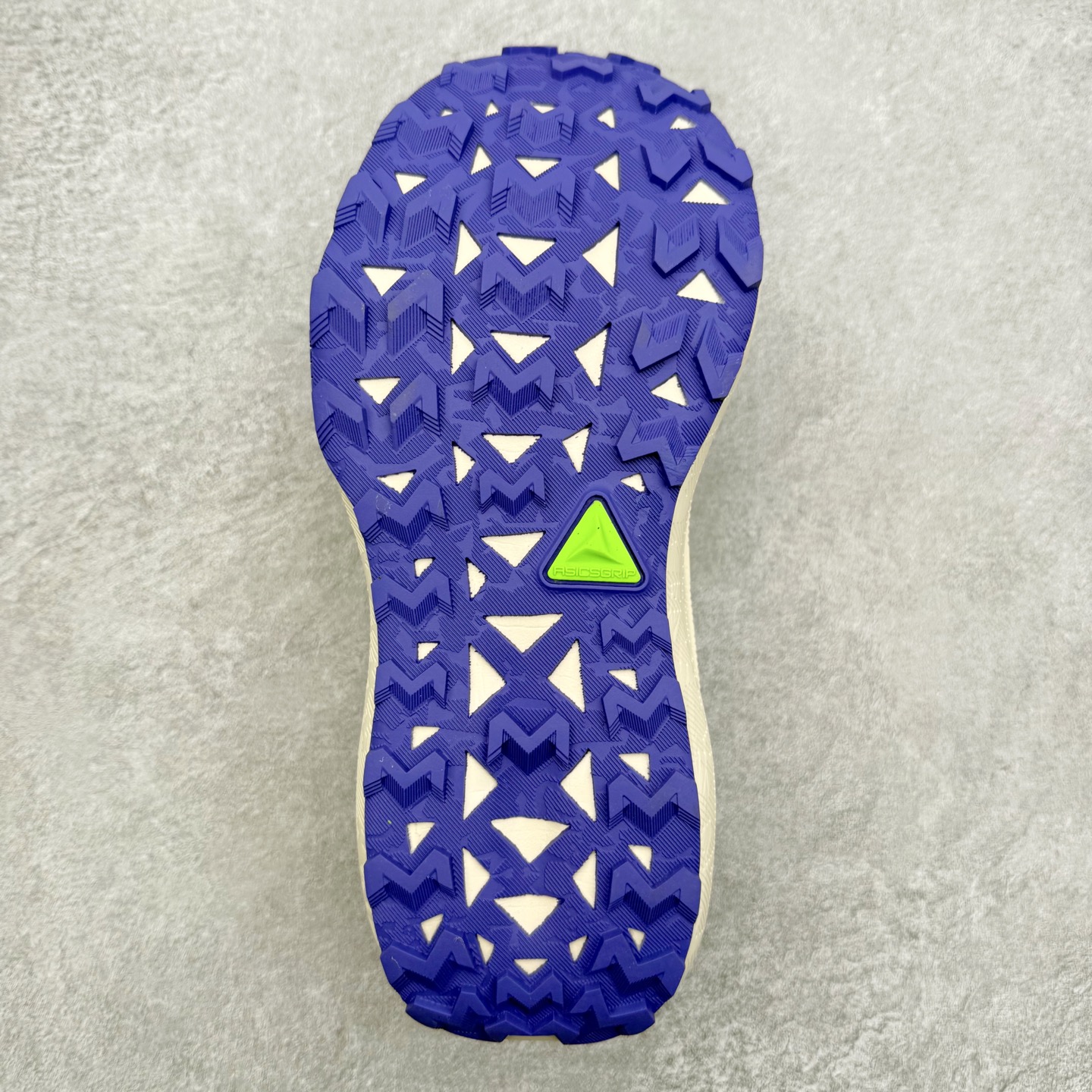 图片[9]-Asics Gel-Trabuco Max 4 舒适缓震轻便竞速 低帮跑步鞋 ASICS（亚瑟士）是日本实业家鬼冢喜八郎创立的跑鞋运动品牌，名字想法源自著名的拉丁谚语“AnimaSana In Corpore Sano”，意为“健全的精神寓于强健的体魄”。正如其名字的含义，ASICS亚瑟士一直坚信保持身体的健康与活力是打造健康快乐的生活方式的最佳途径。亚瑟士的跑鞋、篮球鞋等系列集专业与美貌于一身，拥有极高的热度。2016年，ASICS在“2016年日本最佳全球品牌”排行榜名列第17名。尺码：36 37 37.5 38 39 39.5 40 40.5 41.5 42 42.5 43.5 44 45-选品中心