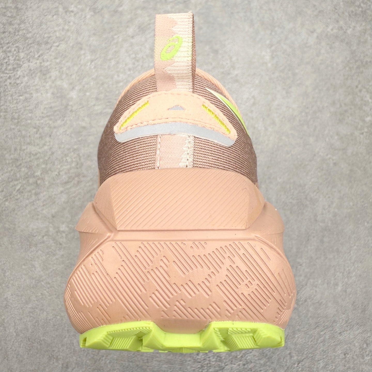 图片[8]-Asics Gel-Trabuco Max 4 舒适缓震轻便竞速 低帮跑步鞋 ASICS（亚瑟士）是日本实业家鬼冢喜八郎创立的跑鞋运动品牌，名字想法源自著名的拉丁谚语“AnimaSana In Corpore Sano”，意为“健全的精神寓于强健的体魄”。正如其名字的含义，ASICS亚瑟士一直坚信保持身体的健康与活力是打造健康快乐的生活方式的最佳途径。亚瑟士的跑鞋、篮球鞋等系列集专业与美貌于一身，拥有极高的热度。2016年，ASICS在“2016年日本最佳全球品牌”排行榜名列第17名。尺码：36 37 37.5 38 39 39.5 40 40.5 41.5 42 42.5 43.5 44 45-选品中心