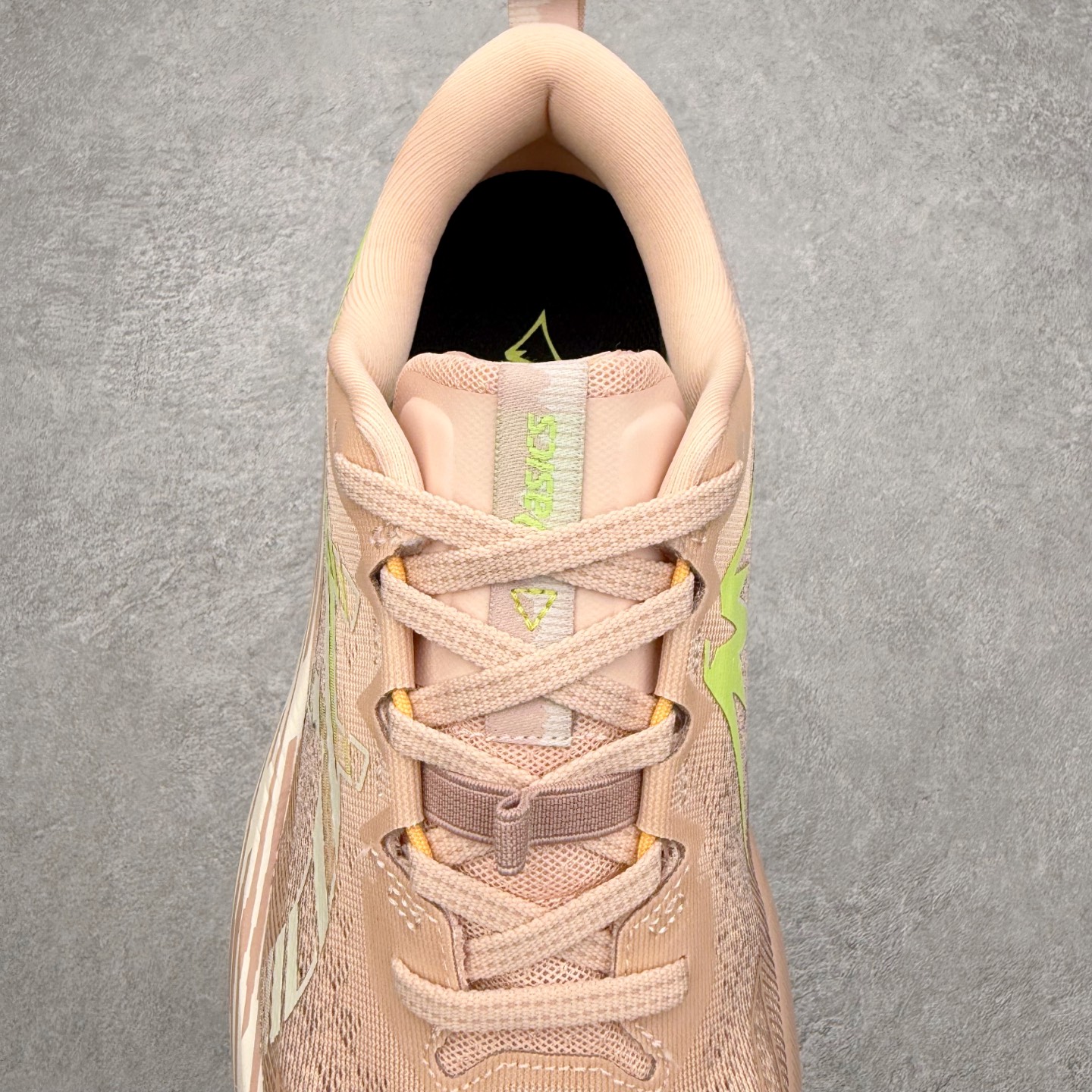 图片[5]-Asics Gel-Trabuco Max 4 舒适缓震轻便竞速 低帮跑步鞋 ASICS（亚瑟士）是日本实业家鬼冢喜八郎创立的跑鞋运动品牌，名字想法源自著名的拉丁谚语“AnimaSana In Corpore Sano”，意为“健全的精神寓于强健的体魄”。正如其名字的含义，ASICS亚瑟士一直坚信保持身体的健康与活力是打造健康快乐的生活方式的最佳途径。亚瑟士的跑鞋、篮球鞋等系列集专业与美貌于一身，拥有极高的热度。2016年，ASICS在“2016年日本最佳全球品牌”排行榜名列第17名。尺码：36 37 37.5 38 39 39.5 40 40.5 41.5 42 42.5 43.5 44 45-选品中心