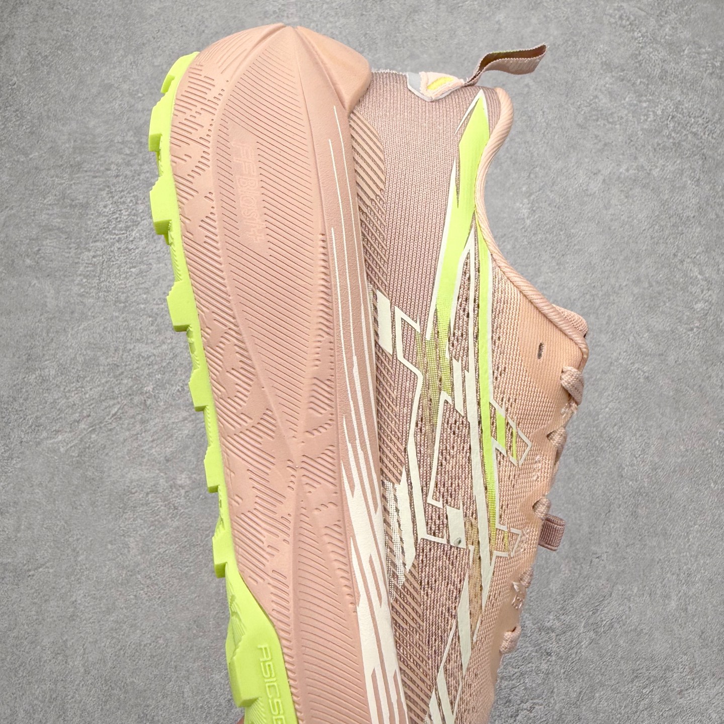 图片[6]-Asics Gel-Trabuco Max 4 舒适缓震轻便竞速 低帮跑步鞋 ASICS（亚瑟士）是日本实业家鬼冢喜八郎创立的跑鞋运动品牌，名字想法源自著名的拉丁谚语“AnimaSana In Corpore Sano”，意为“健全的精神寓于强健的体魄”。正如其名字的含义，ASICS亚瑟士一直坚信保持身体的健康与活力是打造健康快乐的生活方式的最佳途径。亚瑟士的跑鞋、篮球鞋等系列集专业与美貌于一身，拥有极高的热度。2016年，ASICS在“2016年日本最佳全球品牌”排行榜名列第17名。尺码：36 37 37.5 38 39 39.5 40 40.5 41.5 42 42.5 43.5 44 45-选品中心