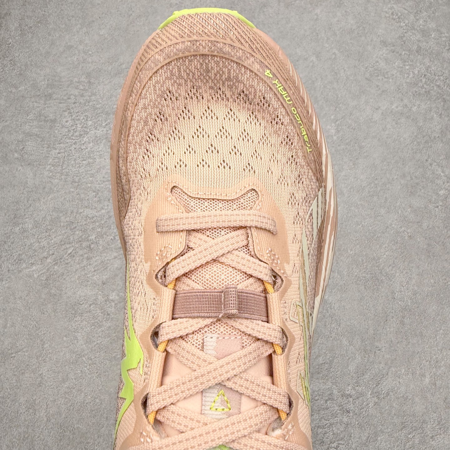 图片[4]-Asics Gel-Trabuco Max 4 舒适缓震轻便竞速 低帮跑步鞋 ASICS（亚瑟士）是日本实业家鬼冢喜八郎创立的跑鞋运动品牌，名字想法源自著名的拉丁谚语“AnimaSana In Corpore Sano”，意为“健全的精神寓于强健的体魄”。正如其名字的含义，ASICS亚瑟士一直坚信保持身体的健康与活力是打造健康快乐的生活方式的最佳途径。亚瑟士的跑鞋、篮球鞋等系列集专业与美貌于一身，拥有极高的热度。2016年，ASICS在“2016年日本最佳全球品牌”排行榜名列第17名。尺码：36 37 37.5 38 39 39.5 40 40.5 41.5 42 42.5 43.5 44 45-选品中心