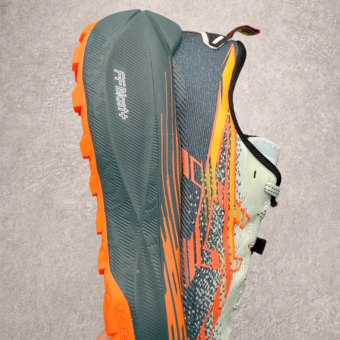 图片[6]-Asics Gel-Trabuco Max 4 舒适缓震轻便竞速 低帮跑步鞋 ASICS（亚瑟士）是日本实业家鬼冢喜八郎创立的跑鞋运动品牌，名字想法源自著名的拉丁谚语“AnimaSana In Corpore Sano”，意为“健全的精神寓于强健的体魄”。正如其名字的含义，ASICS亚瑟士一直坚信保持身体的健康与活力是打造健康快乐的生活方式的最佳途径。亚瑟士的跑鞋、篮球鞋等系列集专业与美貌于一身，拥有极高的热度。2016年，ASICS在“2016年日本最佳全球品牌”排行榜名列第17名。尺码：36 37 37.5 38 39 39.5 40 40.5 41.5 42 42.5 43.5 44 45-选品中心