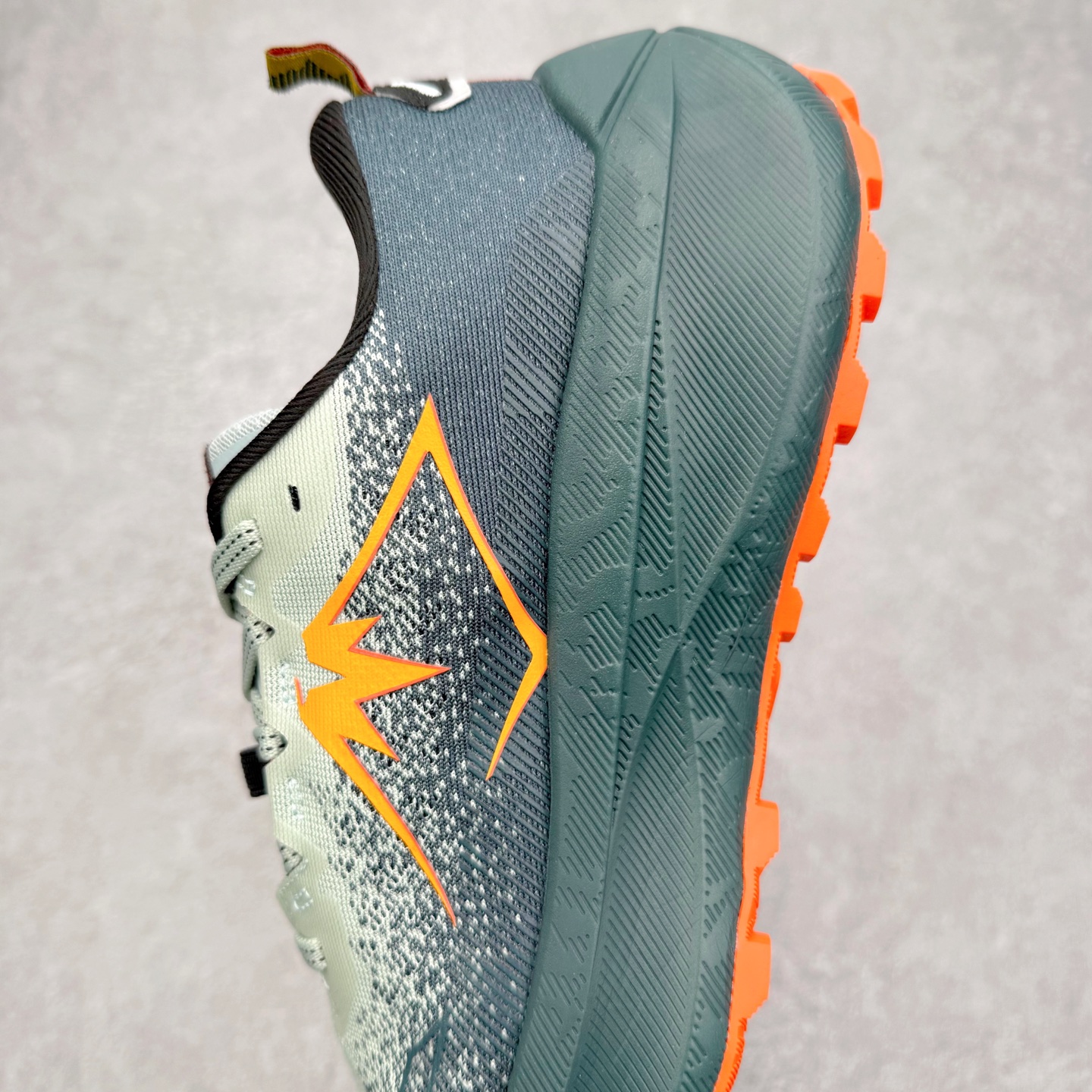 图片[7]-Asics Gel-Trabuco Max 4 舒适缓震轻便竞速 低帮跑步鞋 ASICS（亚瑟士）是日本实业家鬼冢喜八郎创立的跑鞋运动品牌，名字想法源自著名的拉丁谚语“AnimaSana In Corpore Sano”，意为“健全的精神寓于强健的体魄”。正如其名字的含义，ASICS亚瑟士一直坚信保持身体的健康与活力是打造健康快乐的生活方式的最佳途径。亚瑟士的跑鞋、篮球鞋等系列集专业与美貌于一身，拥有极高的热度。2016年，ASICS在“2016年日本最佳全球品牌”排行榜名列第17名。尺码：36 37 37.5 38 39 39.5 40 40.5 41.5 42 42.5 43.5 44 45-选品中心