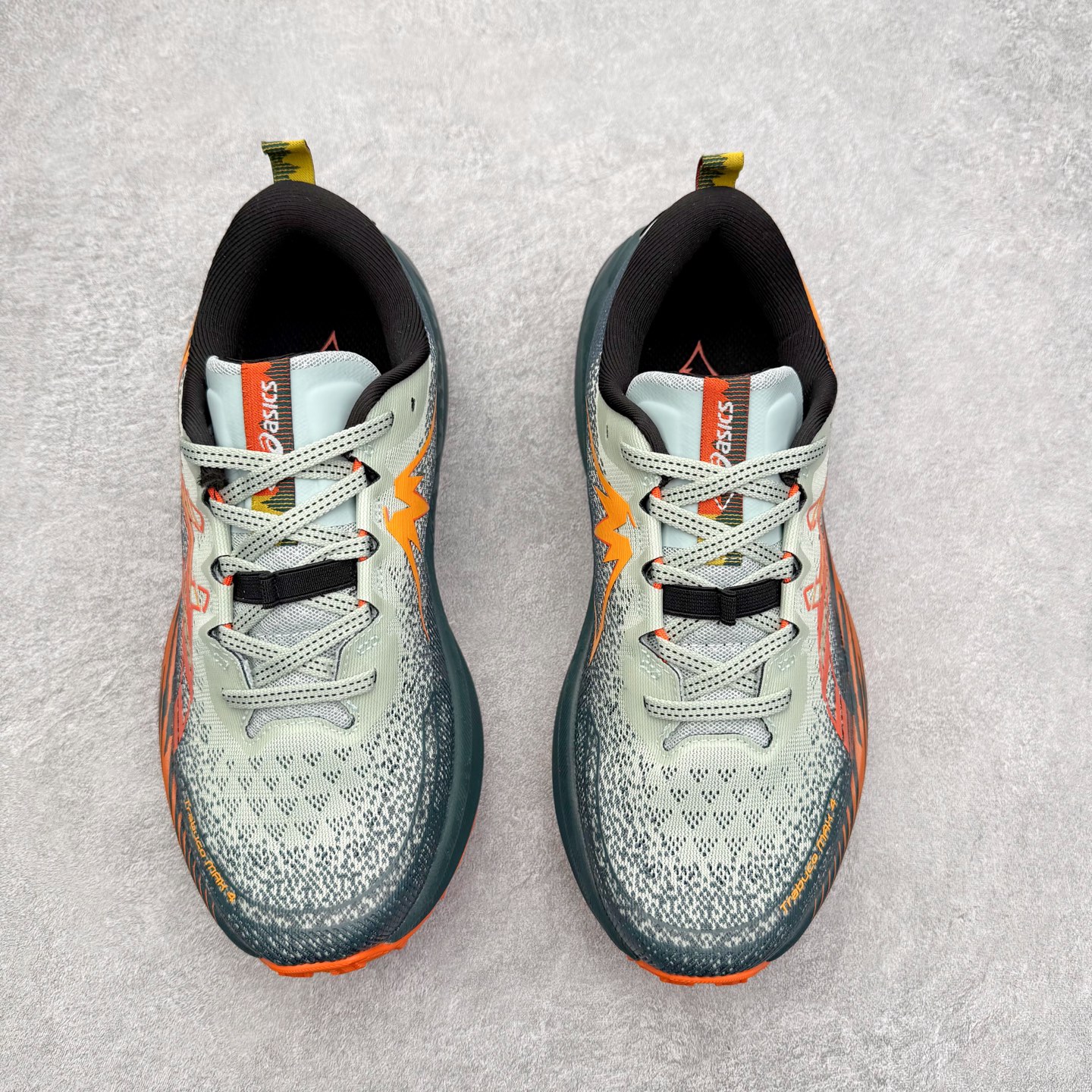 图片[2]-Asics Gel-Trabuco Max 4 舒适缓震轻便竞速 低帮跑步鞋 ASICS（亚瑟士）是日本实业家鬼冢喜八郎创立的跑鞋运动品牌，名字想法源自著名的拉丁谚语“AnimaSana In Corpore Sano”，意为“健全的精神寓于强健的体魄”。正如其名字的含义，ASICS亚瑟士一直坚信保持身体的健康与活力是打造健康快乐的生活方式的最佳途径。亚瑟士的跑鞋、篮球鞋等系列集专业与美貌于一身，拥有极高的热度。2016年，ASICS在“2016年日本最佳全球品牌”排行榜名列第17名。尺码：36 37 37.5 38 39 39.5 40 40.5 41.5 42 42.5 43.5 44 45-选品中心