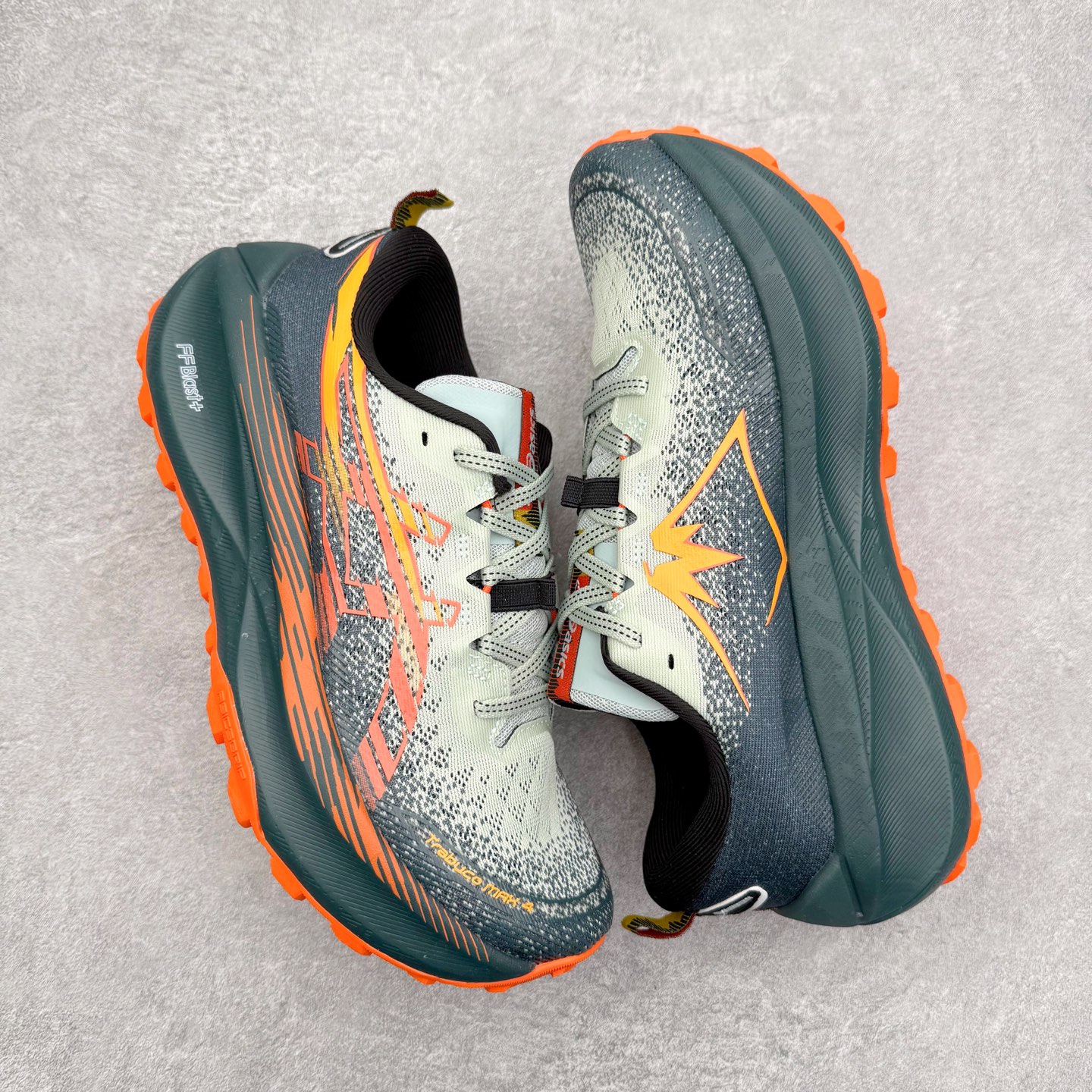 图片[3]-Asics Gel-Trabuco Max 4 舒适缓震轻便竞速 低帮跑步鞋 ASICS（亚瑟士）是日本实业家鬼冢喜八郎创立的跑鞋运动品牌，名字想法源自著名的拉丁谚语“AnimaSana In Corpore Sano”，意为“健全的精神寓于强健的体魄”。正如其名字的含义，ASICS亚瑟士一直坚信保持身体的健康与活力是打造健康快乐的生活方式的最佳途径。亚瑟士的跑鞋、篮球鞋等系列集专业与美貌于一身，拥有极高的热度。2016年，ASICS在“2016年日本最佳全球品牌”排行榜名列第17名。尺码：36 37 37.5 38 39 39.5 40 40.5 41.5 42 42.5 43.5 44 45-选品中心