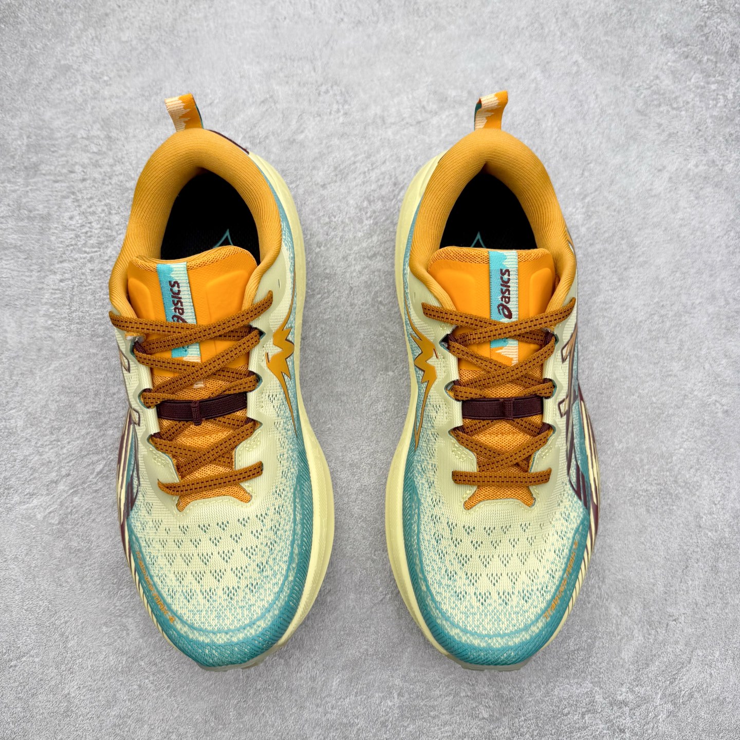 图片[2]-Asics Gel-Trabuco Max 4 舒适缓震轻便竞速 低帮跑步鞋 ASICS（亚瑟士）是日本实业家鬼冢喜八郎创立的跑鞋运动品牌，名字想法源自著名的拉丁谚语“AnimaSana In Corpore Sano”，意为“健全的精神寓于强健的体魄”。正如其名字的含义，ASICS亚瑟士一直坚信保持身体的健康与活力是打造健康快乐的生活方式的最佳途径。亚瑟士的跑鞋、篮球鞋等系列集专业与美貌于一身，拥有极高的热度。2016年，ASICS在“2016年日本最佳全球品牌”排行榜名列第17名。尺码：36 37 37.5 38 39 39.5 40 40.5 41.5 42 42.5 43.5 44 45-选品中心