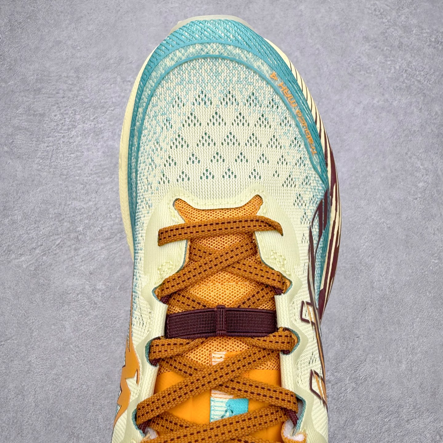 图片[4]-Asics Gel-Trabuco Max 4 舒适缓震轻便竞速 低帮跑步鞋 ASICS（亚瑟士）是日本实业家鬼冢喜八郎创立的跑鞋运动品牌，名字想法源自著名的拉丁谚语“AnimaSana In Corpore Sano”，意为“健全的精神寓于强健的体魄”。正如其名字的含义，ASICS亚瑟士一直坚信保持身体的健康与活力是打造健康快乐的生活方式的最佳途径。亚瑟士的跑鞋、篮球鞋等系列集专业与美貌于一身，拥有极高的热度。2016年，ASICS在“2016年日本最佳全球品牌”排行榜名列第17名。尺码：36 37 37.5 38 39 39.5 40 40.5 41.5 42 42.5 43.5 44 45-选品中心