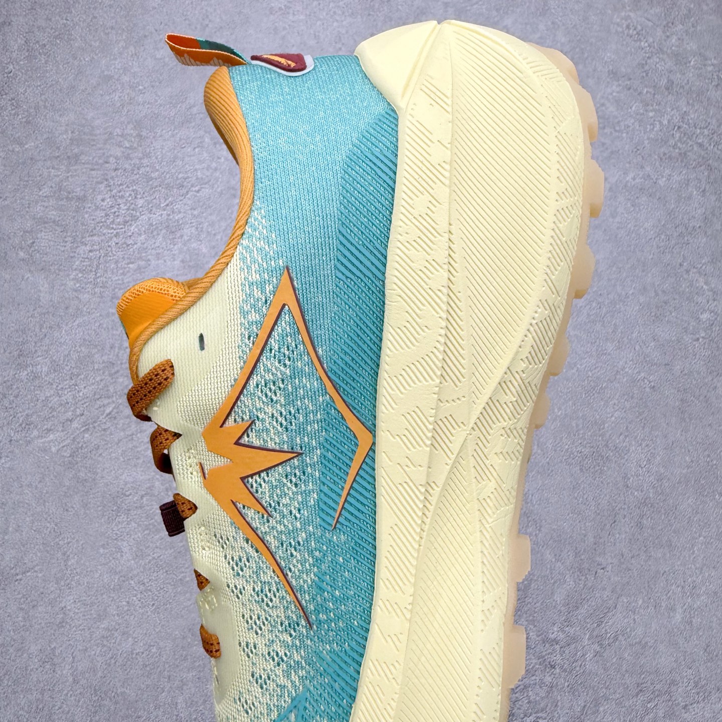 图片[7]-Asics Gel-Trabuco Max 4 舒适缓震轻便竞速 低帮跑步鞋 ASICS（亚瑟士）是日本实业家鬼冢喜八郎创立的跑鞋运动品牌，名字想法源自著名的拉丁谚语“AnimaSana In Corpore Sano”，意为“健全的精神寓于强健的体魄”。正如其名字的含义，ASICS亚瑟士一直坚信保持身体的健康与活力是打造健康快乐的生活方式的最佳途径。亚瑟士的跑鞋、篮球鞋等系列集专业与美貌于一身，拥有极高的热度。2016年，ASICS在“2016年日本最佳全球品牌”排行榜名列第17名。尺码：36 37 37.5 38 39 39.5 40 40.5 41.5 42 42.5 43.5 44 45-选品中心