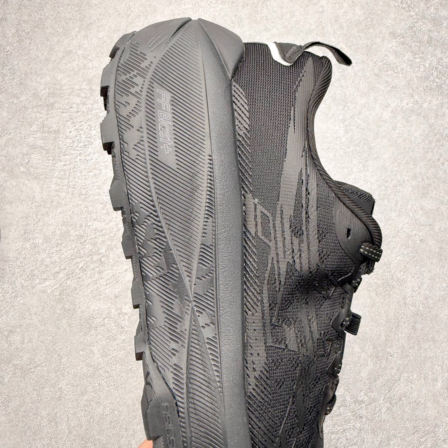 图片[6]-Asics Gel-Trabuco Max 4 舒适缓震轻便竞速 低帮跑步鞋 ASICS（亚瑟士）是日本实业家鬼冢喜八郎创立的跑鞋运动品牌，名字想法源自著名的拉丁谚语“AnimaSana In Corpore Sano”，意为“健全的精神寓于强健的体魄”。正如其名字的含义，ASICS亚瑟士一直坚信保持身体的健康与活力是打造健康快乐的生活方式的最佳途径。亚瑟士的跑鞋、篮球鞋等系列集专业与美貌于一身，拥有极高的热度。2016年，ASICS在“2016年日本最佳全球品牌”排行榜名列第17名。尺码：36 37 37.5 38 39 39.5 40 40.5 41.5 42 42.5 43.5 44 45-选品中心