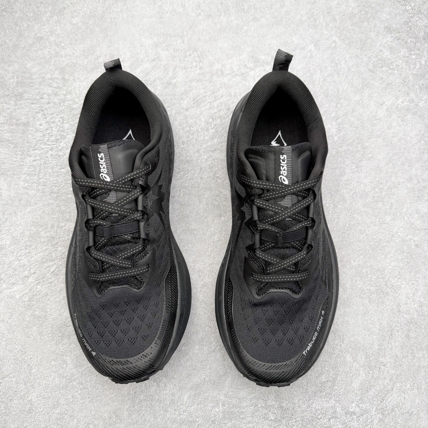 图片[2]-Asics Gel-Trabuco Max 4 舒适缓震轻便竞速 低帮跑步鞋 ASICS（亚瑟士）是日本实业家鬼冢喜八郎创立的跑鞋运动品牌，名字想法源自著名的拉丁谚语“AnimaSana In Corpore Sano”，意为“健全的精神寓于强健的体魄”。正如其名字的含义，ASICS亚瑟士一直坚信保持身体的健康与活力是打造健康快乐的生活方式的最佳途径。亚瑟士的跑鞋、篮球鞋等系列集专业与美貌于一身，拥有极高的热度。2016年，ASICS在“2016年日本最佳全球品牌”排行榜名列第17名。尺码：36 37 37.5 38 39 39.5 40 40.5 41.5 42 42.5 43.5 44 45-选品中心