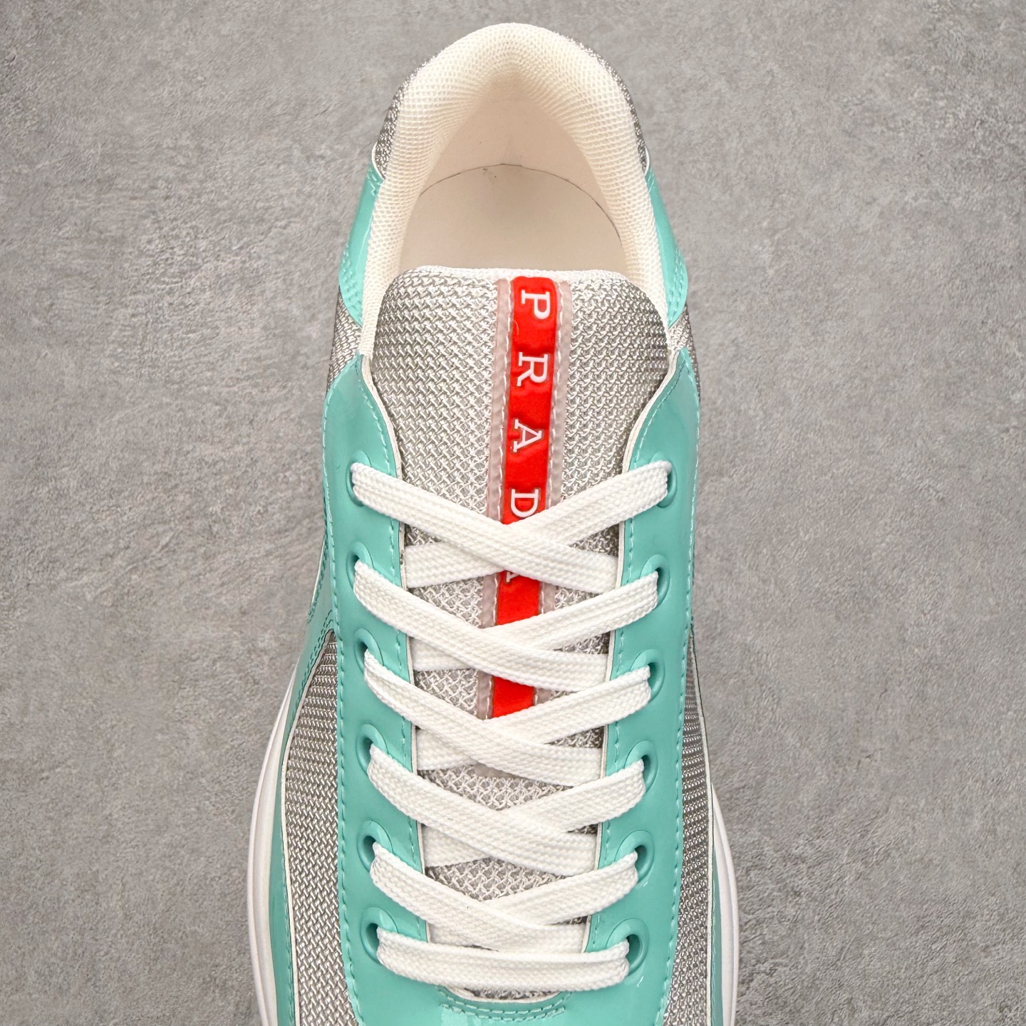 图片[5]-Prada America\’s Cup 普拉达 运动鞋经过重新设计 全新面料和颜色为它注入新的当代精神 这款航海风系带运动鞋 最初在上世纪90年代为LunaRossa船员设计 现在以彩色橡胶和Bike织物重新演绎 Prada LineaRossa徽标彰显经典态度 尺码：36 37 38 39 40 41 42 43 44 45 46 47-选品中心