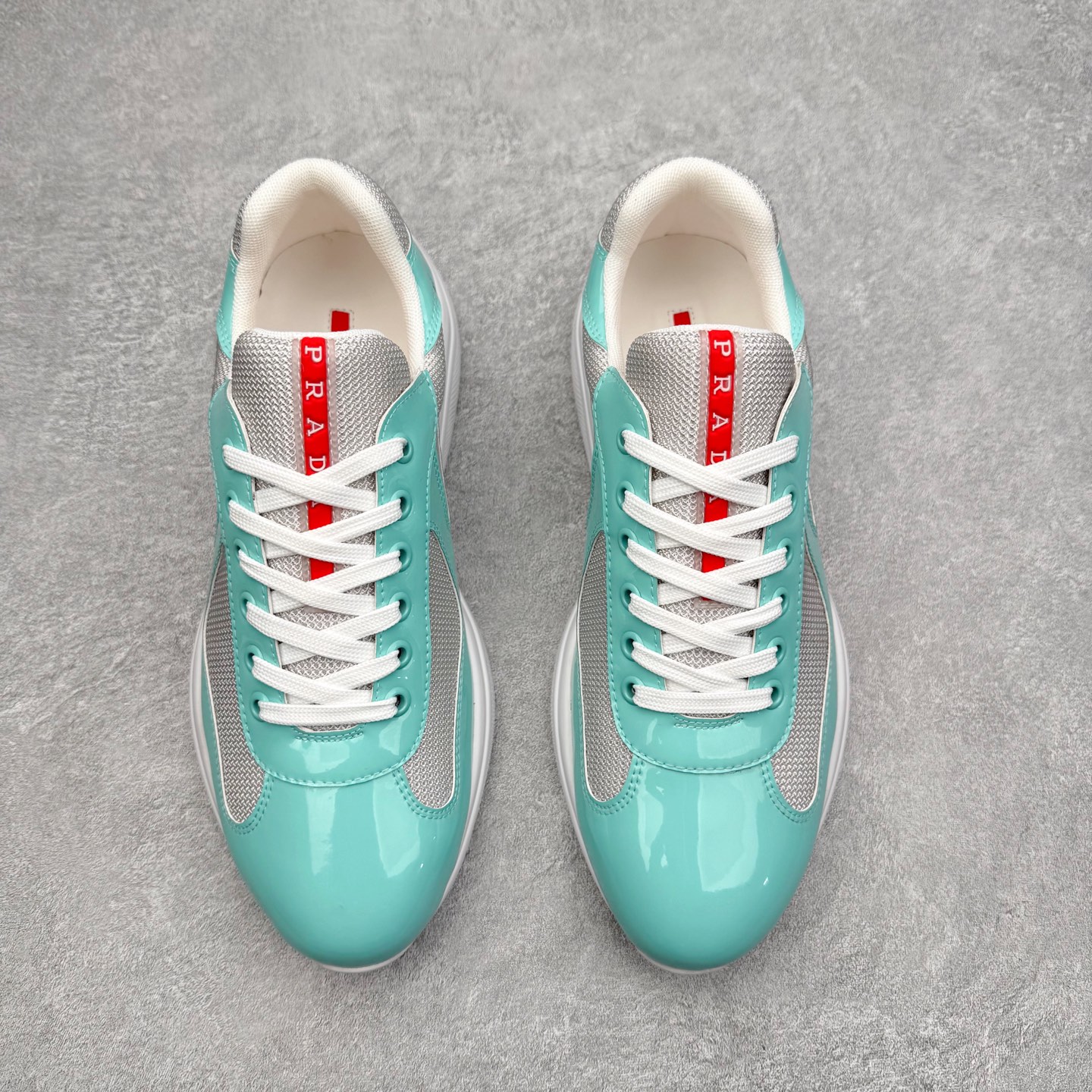 图片[2]-Prada America\’s Cup 普拉达 运动鞋经过重新设计 全新面料和颜色为它注入新的当代精神 这款航海风系带运动鞋 最初在上世纪90年代为LunaRossa船员设计 现在以彩色橡胶和Bike织物重新演绎 Prada LineaRossa徽标彰显经典态度 尺码：36 37 38 39 40 41 42 43 44 45 46 47-选品中心