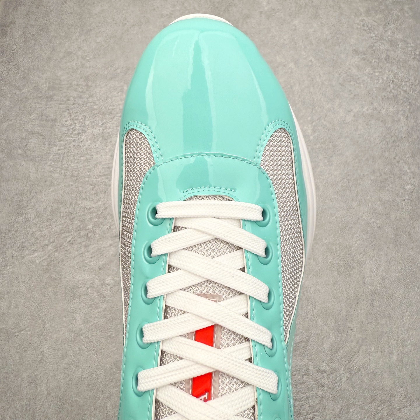 图片[4]-Prada America\’s Cup 普拉达 运动鞋经过重新设计 全新面料和颜色为它注入新的当代精神 这款航海风系带运动鞋 最初在上世纪90年代为LunaRossa船员设计 现在以彩色橡胶和Bike织物重新演绎 Prada LineaRossa徽标彰显经典态度 尺码：36 37 38 39 40 41 42 43 44 45 46 47-选品中心