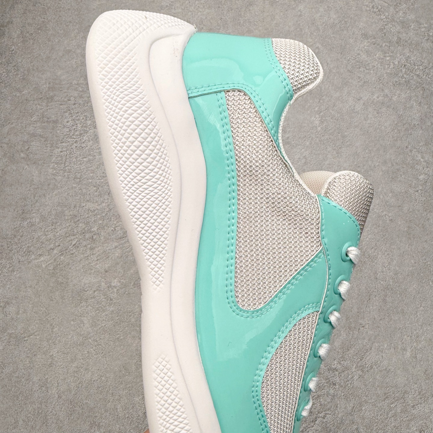 图片[6]-Prada America\’s Cup 普拉达 运动鞋经过重新设计 全新面料和颜色为它注入新的当代精神 这款航海风系带运动鞋 最初在上世纪90年代为LunaRossa船员设计 现在以彩色橡胶和Bike织物重新演绎 Prada LineaRossa徽标彰显经典态度 尺码：36 37 38 39 40 41 42 43 44 45 46 47-选品中心