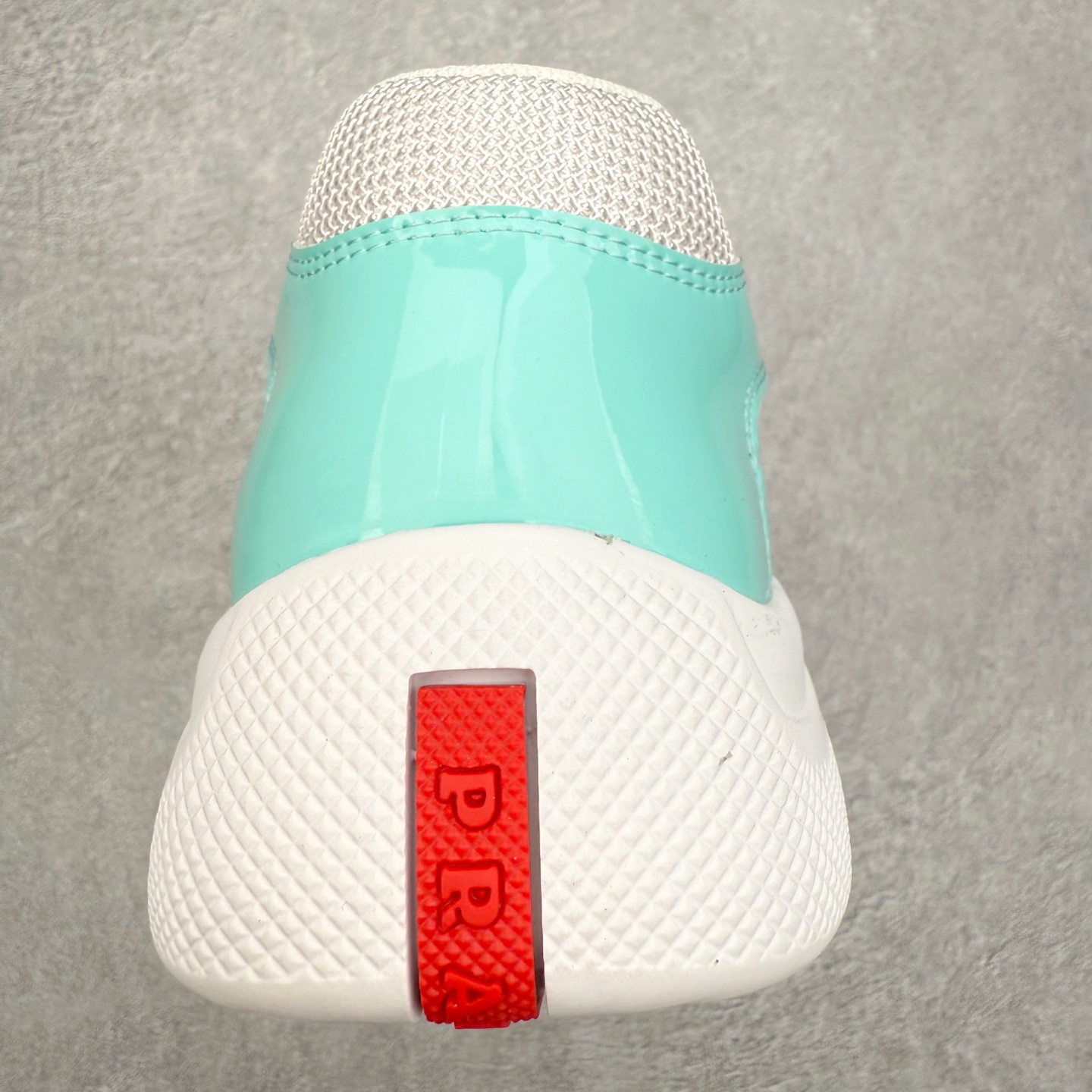 图片[8]-Prada America\’s Cup 普拉达 运动鞋经过重新设计 全新面料和颜色为它注入新的当代精神 这款航海风系带运动鞋 最初在上世纪90年代为LunaRossa船员设计 现在以彩色橡胶和Bike织物重新演绎 Prada LineaRossa徽标彰显经典态度 尺码：36 37 38 39 40 41 42 43 44 45 46 47-选品中心