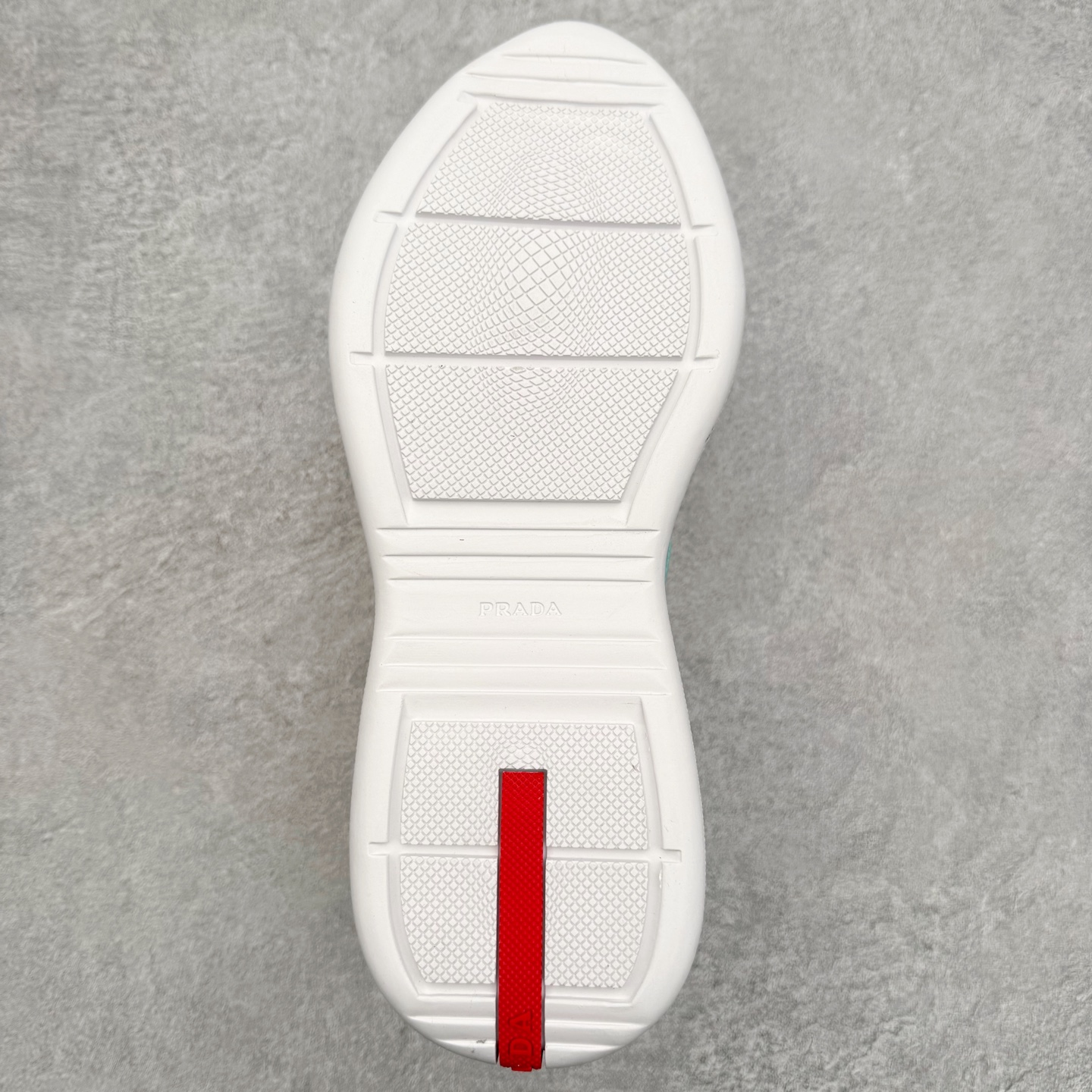 图片[9]-Prada America\’s Cup 普拉达 运动鞋经过重新设计 全新面料和颜色为它注入新的当代精神 这款航海风系带运动鞋 最初在上世纪90年代为LunaRossa船员设计 现在以彩色橡胶和Bike织物重新演绎 Prada LineaRossa徽标彰显经典态度 尺码：36 37 38 39 40 41 42 43 44 45 46 47-选品中心