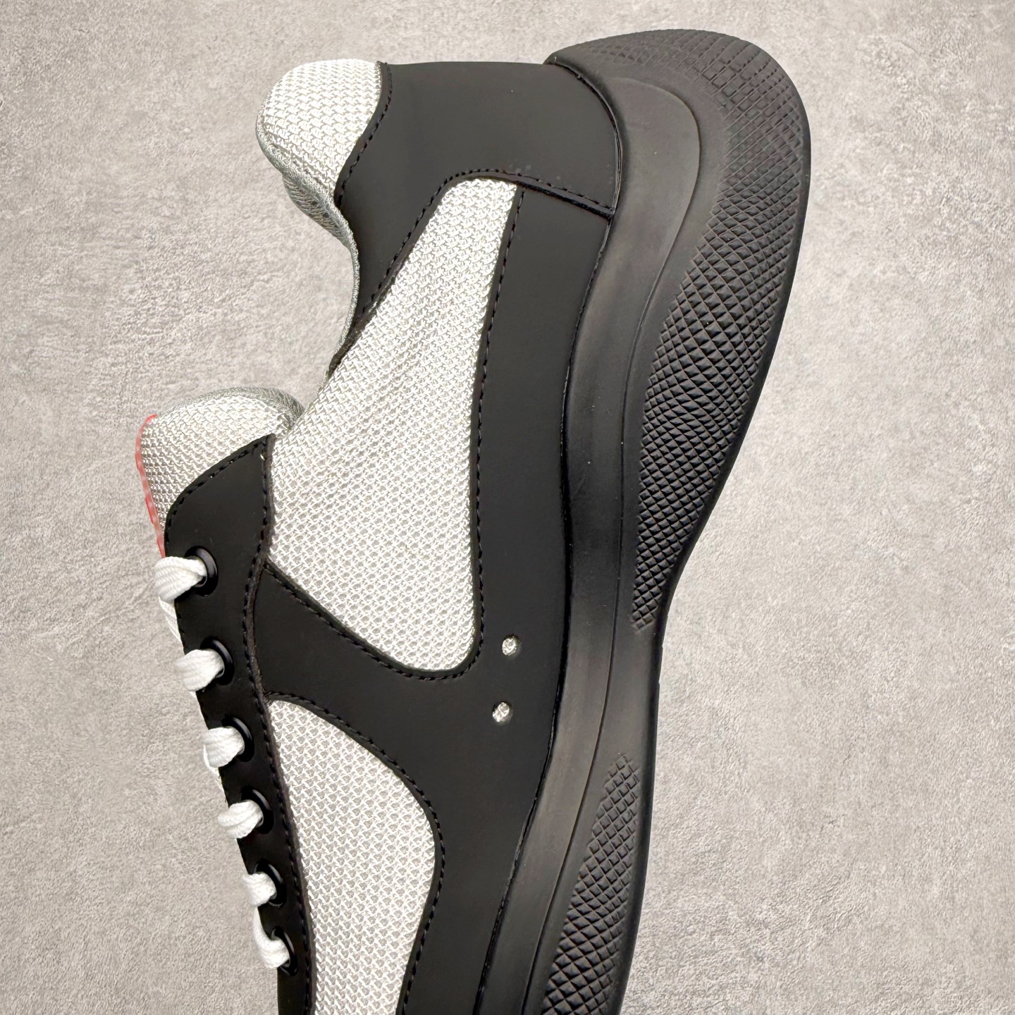 图片[7]-Prada America\’s Cup 普拉达 运动鞋经过重新设计 全新面料和颜色为它注入新的当代精神 这款航海风系带运动鞋 最初在上世纪90年代为LunaRossa船员设计 现在以彩色橡胶和Bike织物重新演绎 Prada LineaRossa徽标彰显经典态度 尺码：36 37 38 39 40 41 42 43 44 45 46 47-选品中心