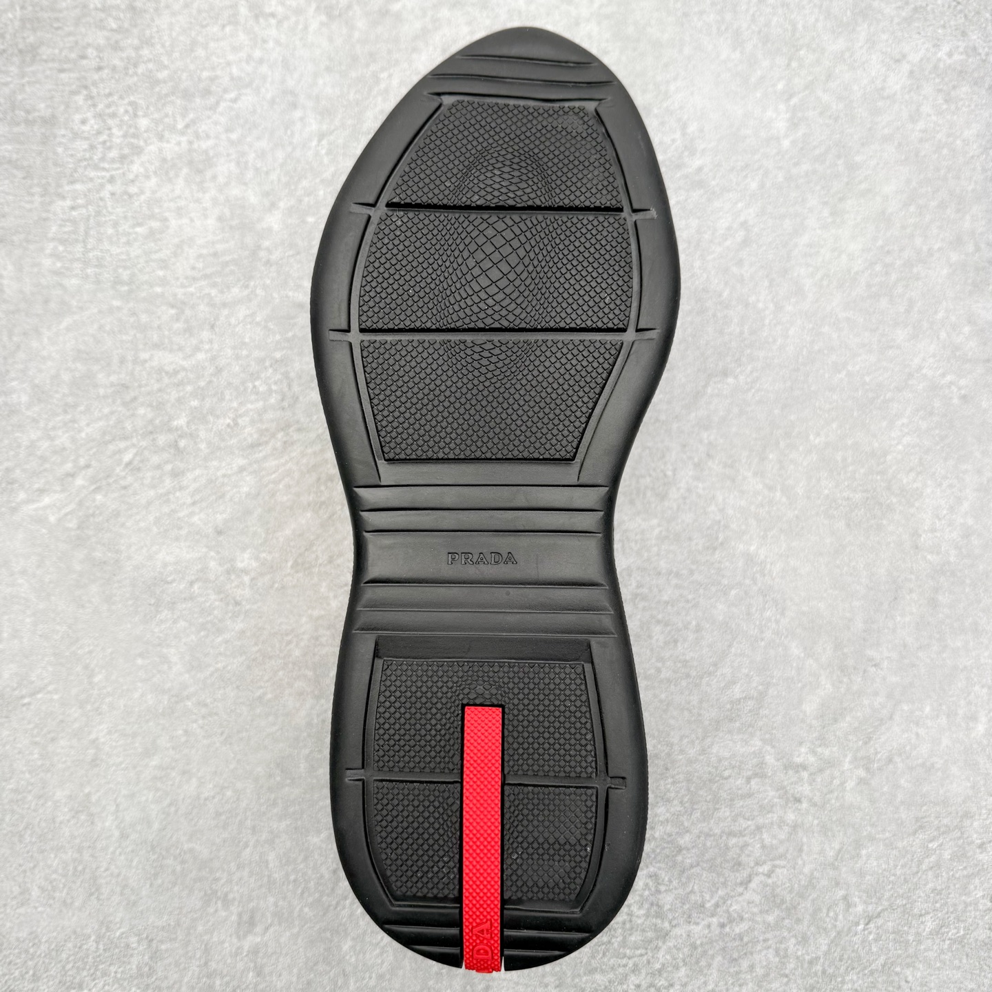 图片[9]-Prada America\’s Cup 普拉达 运动鞋经过重新设计 全新面料和颜色为它注入新的当代精神 这款航海风系带运动鞋 最初在上世纪90年代为LunaRossa船员设计 现在以彩色橡胶和Bike织物重新演绎 Prada LineaRossa徽标彰显经典态度 尺码：36 37 38 39 40 41 42 43 44 45 46 47-选品中心