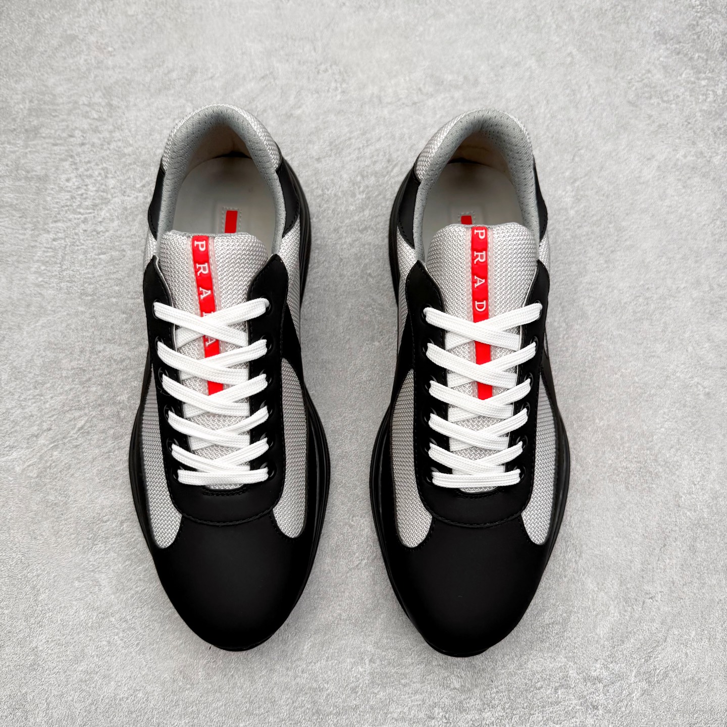 图片[2]-Prada America\’s Cup 普拉达 运动鞋经过重新设计 全新面料和颜色为它注入新的当代精神 这款航海风系带运动鞋 最初在上世纪90年代为LunaRossa船员设计 现在以彩色橡胶和Bike织物重新演绎 Prada LineaRossa徽标彰显经典态度 尺码：36 37 38 39 40 41 42 43 44 45 46 47-选品中心