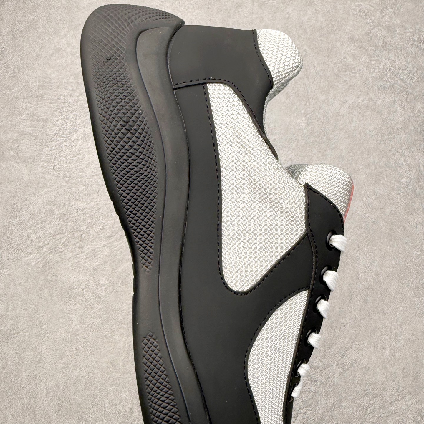 图片[6]-Prada America\’s Cup 普拉达 运动鞋经过重新设计 全新面料和颜色为它注入新的当代精神 这款航海风系带运动鞋 最初在上世纪90年代为LunaRossa船员设计 现在以彩色橡胶和Bike织物重新演绎 Prada LineaRossa徽标彰显经典态度 尺码：36 37 38 39 40 41 42 43 44 45 46 47-选品中心