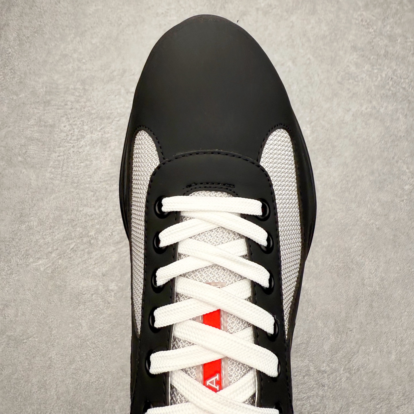 图片[4]-Prada America\’s Cup 普拉达 运动鞋经过重新设计 全新面料和颜色为它注入新的当代精神 这款航海风系带运动鞋 最初在上世纪90年代为LunaRossa船员设计 现在以彩色橡胶和Bike织物重新演绎 Prada LineaRossa徽标彰显经典态度 尺码：36 37 38 39 40 41 42 43 44 45 46 47-选品中心