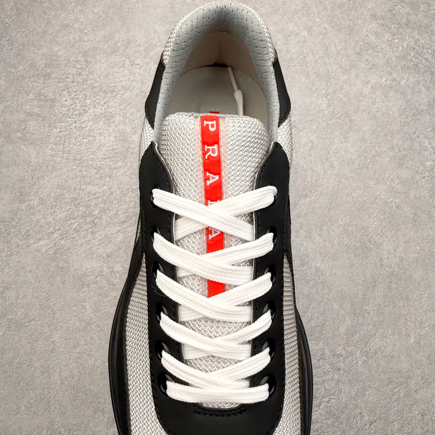 图片[5]-Prada America\’s Cup 普拉达 运动鞋经过重新设计 全新面料和颜色为它注入新的当代精神 这款航海风系带运动鞋 最初在上世纪90年代为LunaRossa船员设计 现在以彩色橡胶和Bike织物重新演绎 Prada LineaRossa徽标彰显经典态度 尺码：36 37 38 39 40 41 42 43 44 45 46 47-选品中心