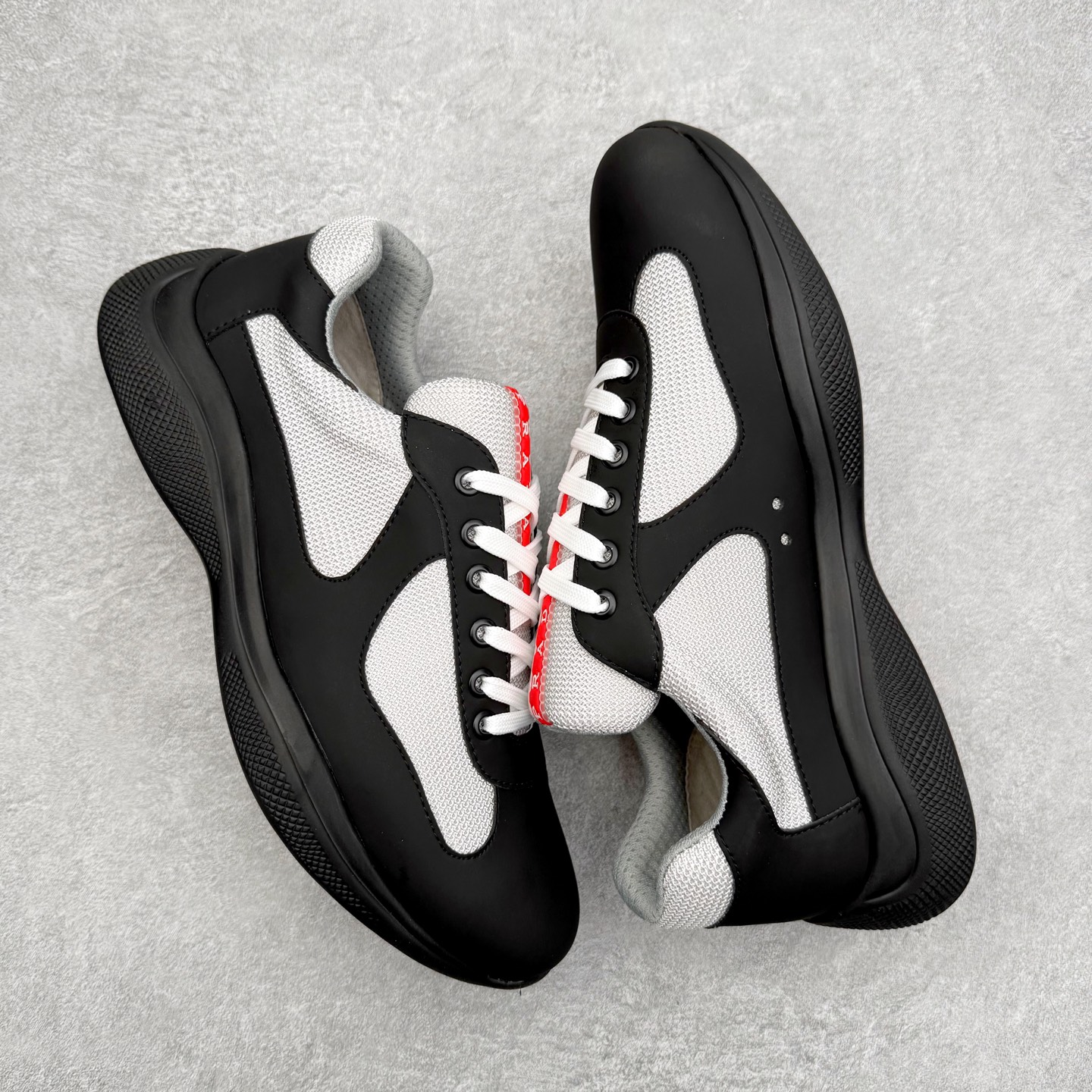 图片[3]-Prada America\’s Cup 普拉达 运动鞋经过重新设计 全新面料和颜色为它注入新的当代精神 这款航海风系带运动鞋 最初在上世纪90年代为LunaRossa船员设计 现在以彩色橡胶和Bike织物重新演绎 Prada LineaRossa徽标彰显经典态度 尺码：36 37 38 39 40 41 42 43 44 45 46 47-选品中心