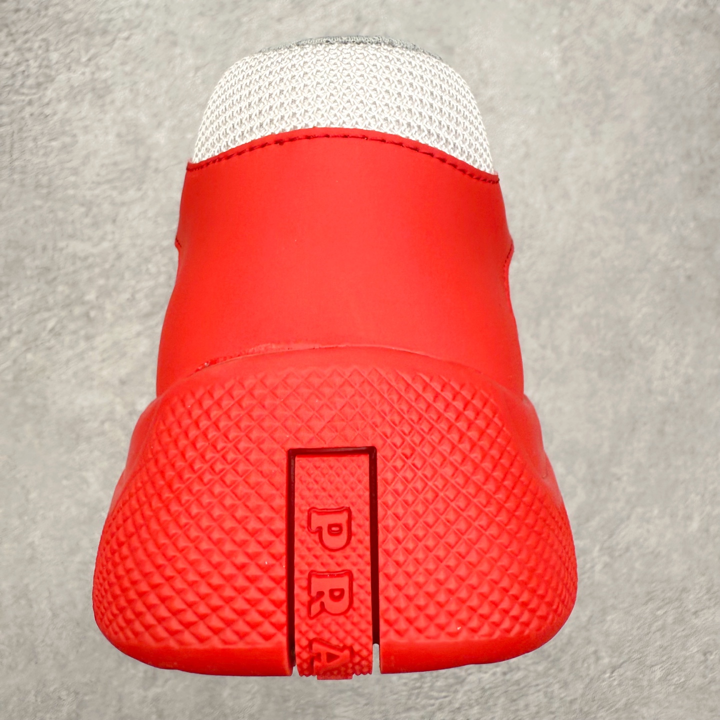 图片[8]-Prada America\’s Cup 普拉达 运动鞋经过重新设计 全新面料和颜色为它注入新的当代精神 这款航海风系带运动鞋 最初在上世纪90年代为LunaRossa船员设计 现在以彩色橡胶和Bike织物重新演绎 Prada LineaRossa徽标彰显经典态度 尺码：36 37 38 39 40 41 42 43 44 45 46 47-选品中心