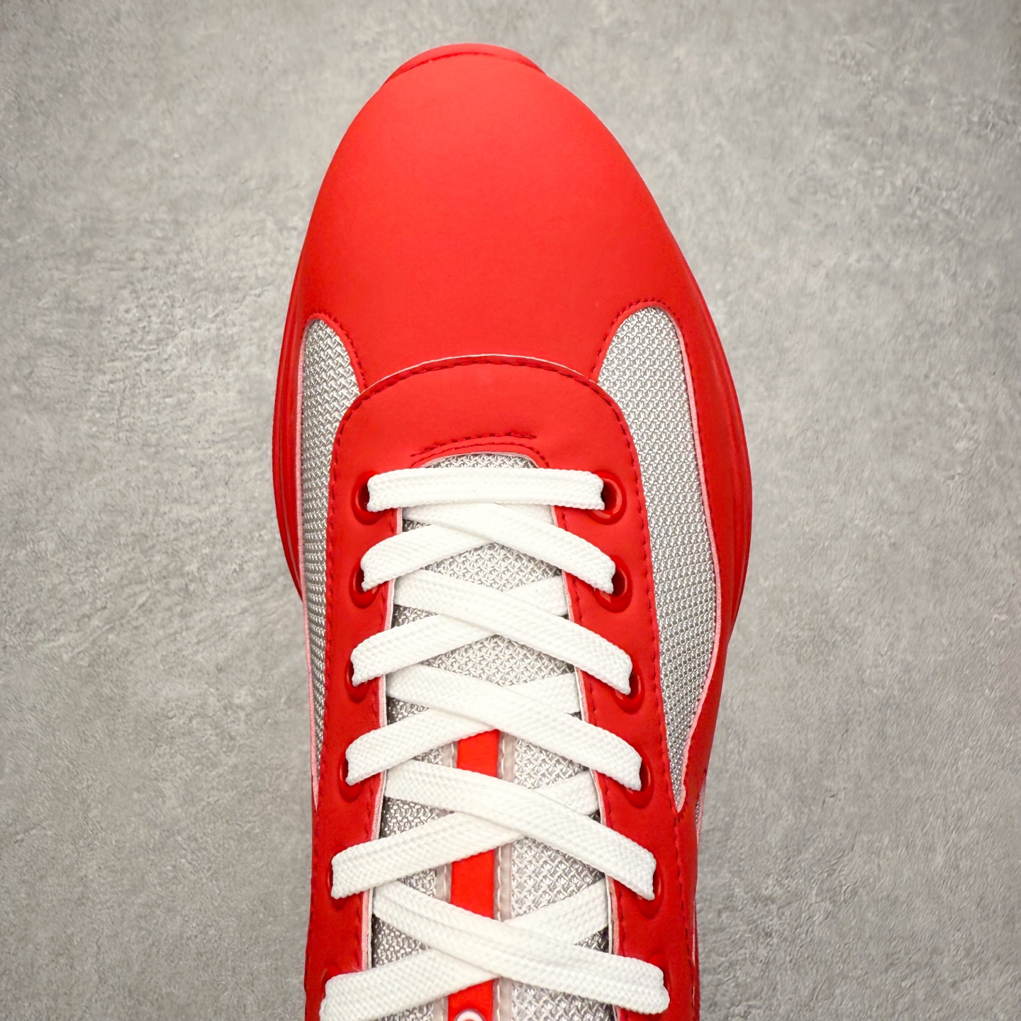 图片[4]-Prada America\’s Cup 普拉达 运动鞋经过重新设计 全新面料和颜色为它注入新的当代精神 这款航海风系带运动鞋 最初在上世纪90年代为LunaRossa船员设计 现在以彩色橡胶和Bike织物重新演绎 Prada LineaRossa徽标彰显经典态度 尺码：36 37 38 39 40 41 42 43 44 45 46 47-选品中心