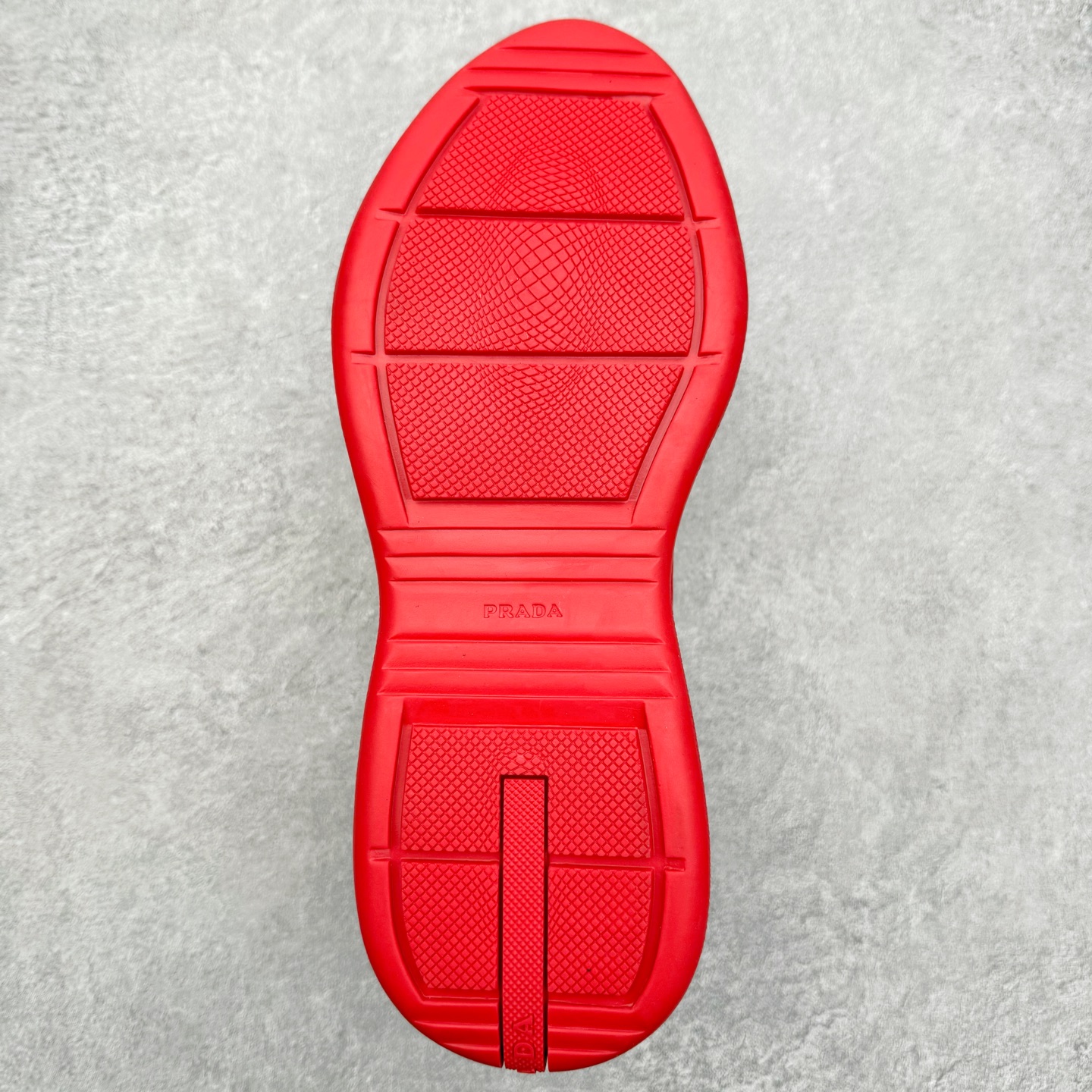 图片[9]-Prada America\’s Cup 普拉达 运动鞋经过重新设计 全新面料和颜色为它注入新的当代精神 这款航海风系带运动鞋 最初在上世纪90年代为LunaRossa船员设计 现在以彩色橡胶和Bike织物重新演绎 Prada LineaRossa徽标彰显经典态度 尺码：36 37 38 39 40 41 42 43 44 45 46 47-选品中心