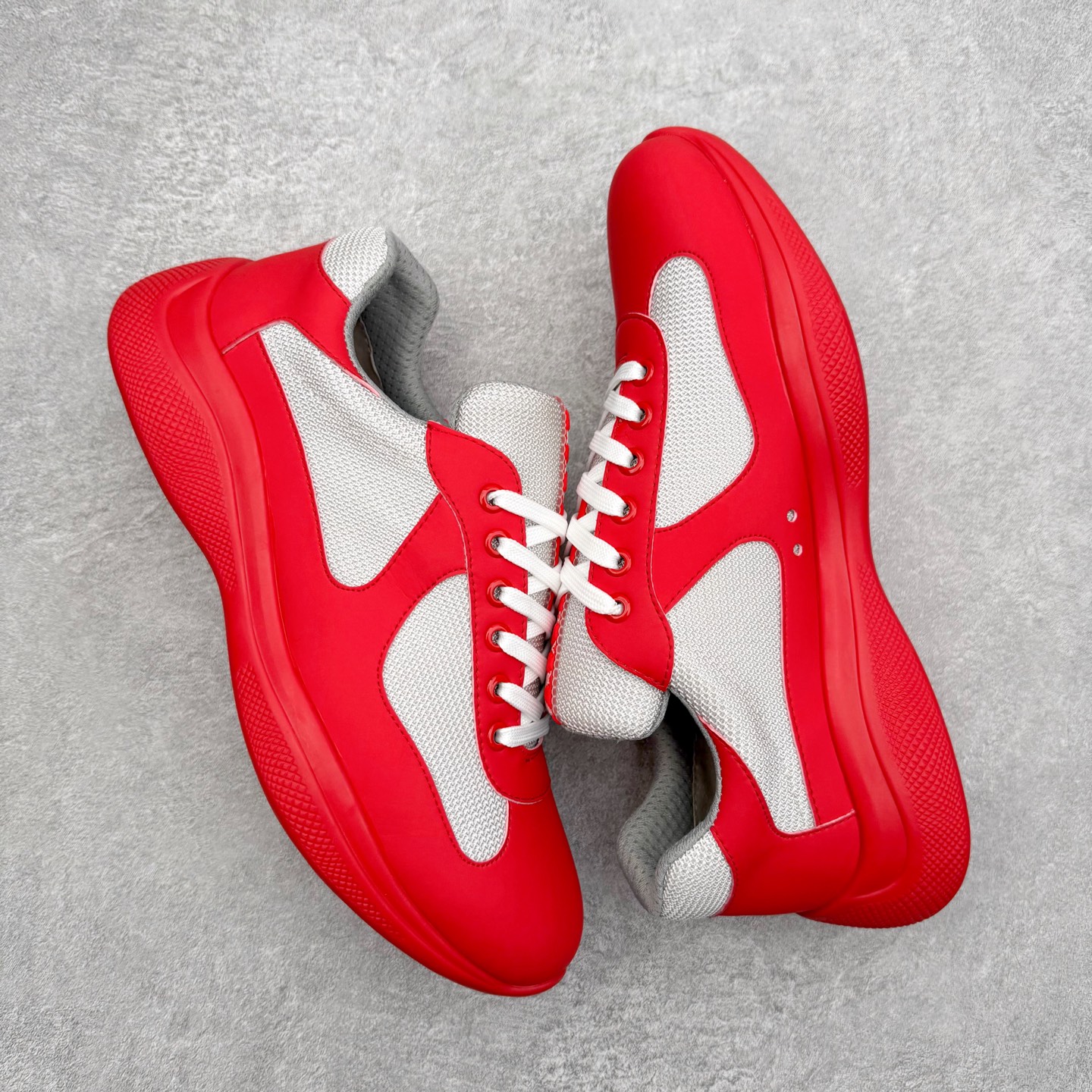 图片[3]-Prada America\’s Cup 普拉达 运动鞋经过重新设计 全新面料和颜色为它注入新的当代精神 这款航海风系带运动鞋 最初在上世纪90年代为LunaRossa船员设计 现在以彩色橡胶和Bike织物重新演绎 Prada LineaRossa徽标彰显经典态度 尺码：36 37 38 39 40 41 42 43 44 45 46 47-选品中心