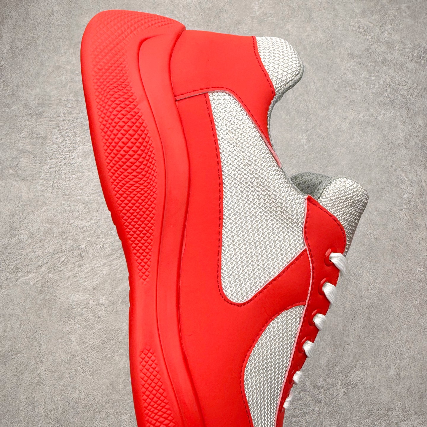 图片[6]-Prada America\’s Cup 普拉达 运动鞋经过重新设计 全新面料和颜色为它注入新的当代精神 这款航海风系带运动鞋 最初在上世纪90年代为LunaRossa船员设计 现在以彩色橡胶和Bike织物重新演绎 Prada LineaRossa徽标彰显经典态度 尺码：36 37 38 39 40 41 42 43 44 45 46 47-选品中心