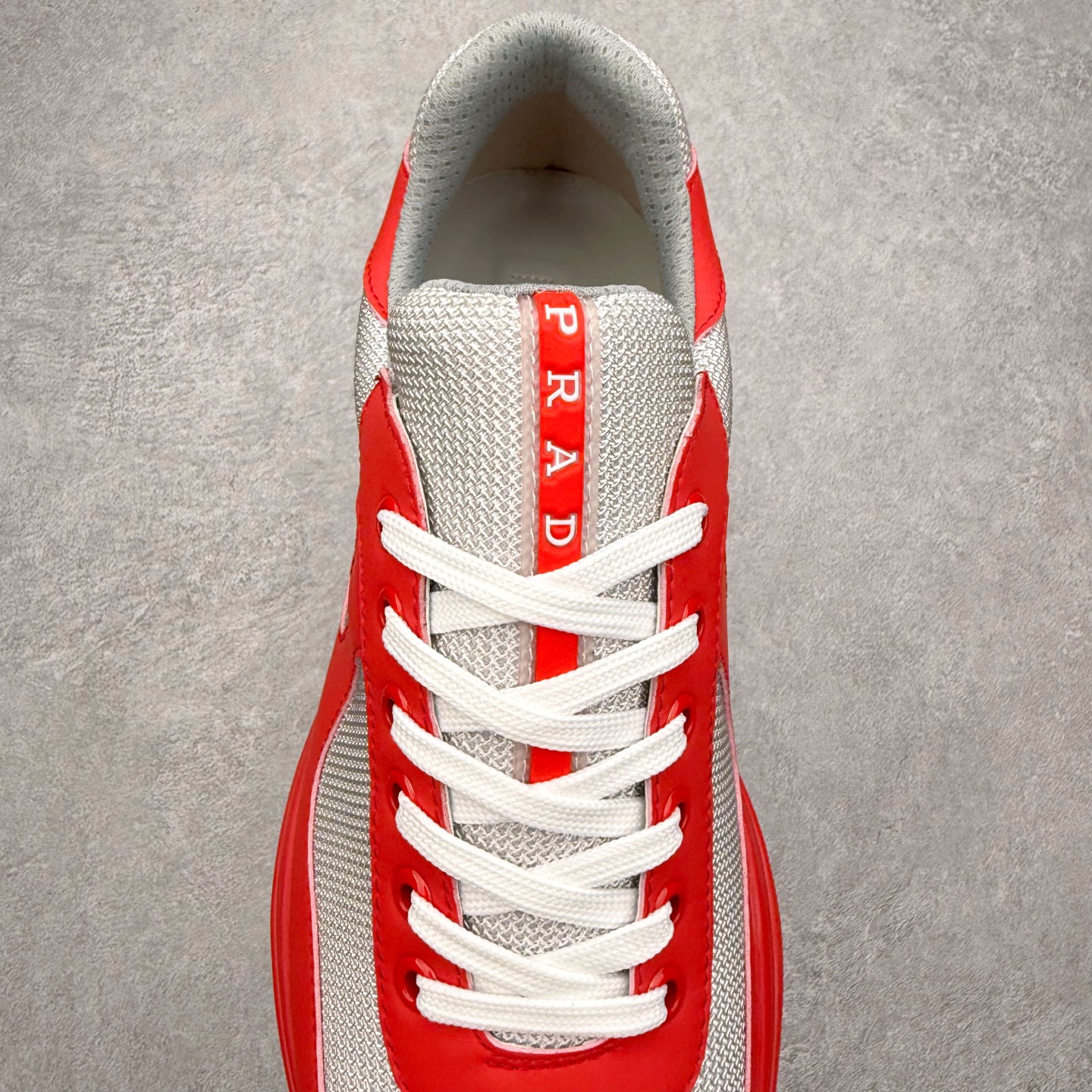 图片[5]-Prada America\’s Cup 普拉达 运动鞋经过重新设计 全新面料和颜色为它注入新的当代精神 这款航海风系带运动鞋 最初在上世纪90年代为LunaRossa船员设计 现在以彩色橡胶和Bike织物重新演绎 Prada LineaRossa徽标彰显经典态度 尺码：36 37 38 39 40 41 42 43 44 45 46 47-选品中心