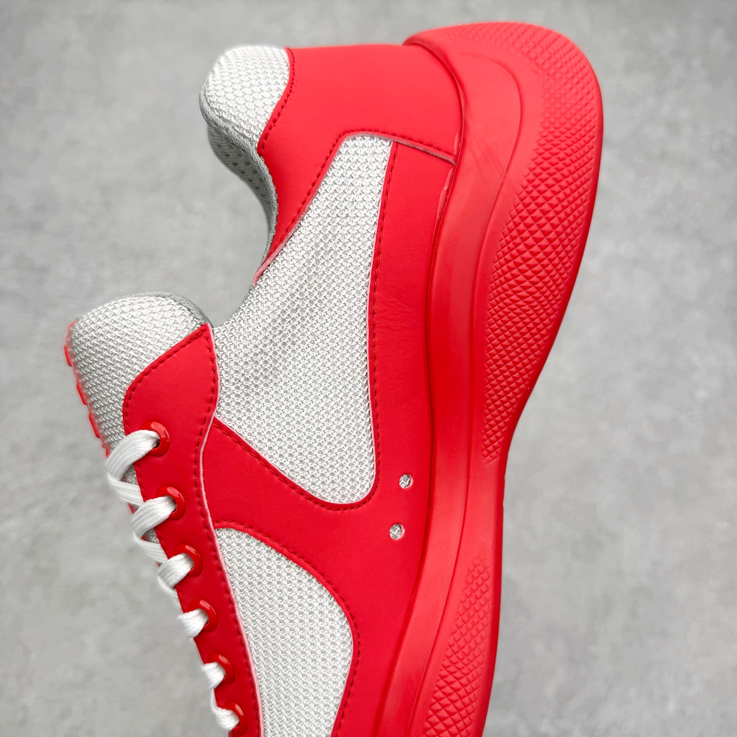 图片[7]-Prada America\’s Cup 普拉达 运动鞋经过重新设计 全新面料和颜色为它注入新的当代精神 这款航海风系带运动鞋 最初在上世纪90年代为LunaRossa船员设计 现在以彩色橡胶和Bike织物重新演绎 Prada LineaRossa徽标彰显经典态度 尺码：36 37 38 39 40 41 42 43 44 45 46 47-选品中心