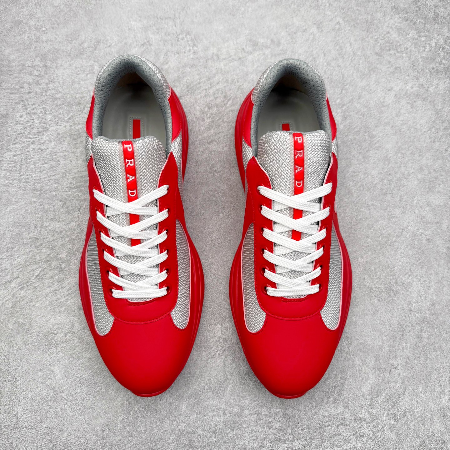 图片[2]-Prada America\’s Cup 普拉达 运动鞋经过重新设计 全新面料和颜色为它注入新的当代精神 这款航海风系带运动鞋 最初在上世纪90年代为LunaRossa船员设计 现在以彩色橡胶和Bike织物重新演绎 Prada LineaRossa徽标彰显经典态度 尺码：36 37 38 39 40 41 42 43 44 45 46 47-选品中心