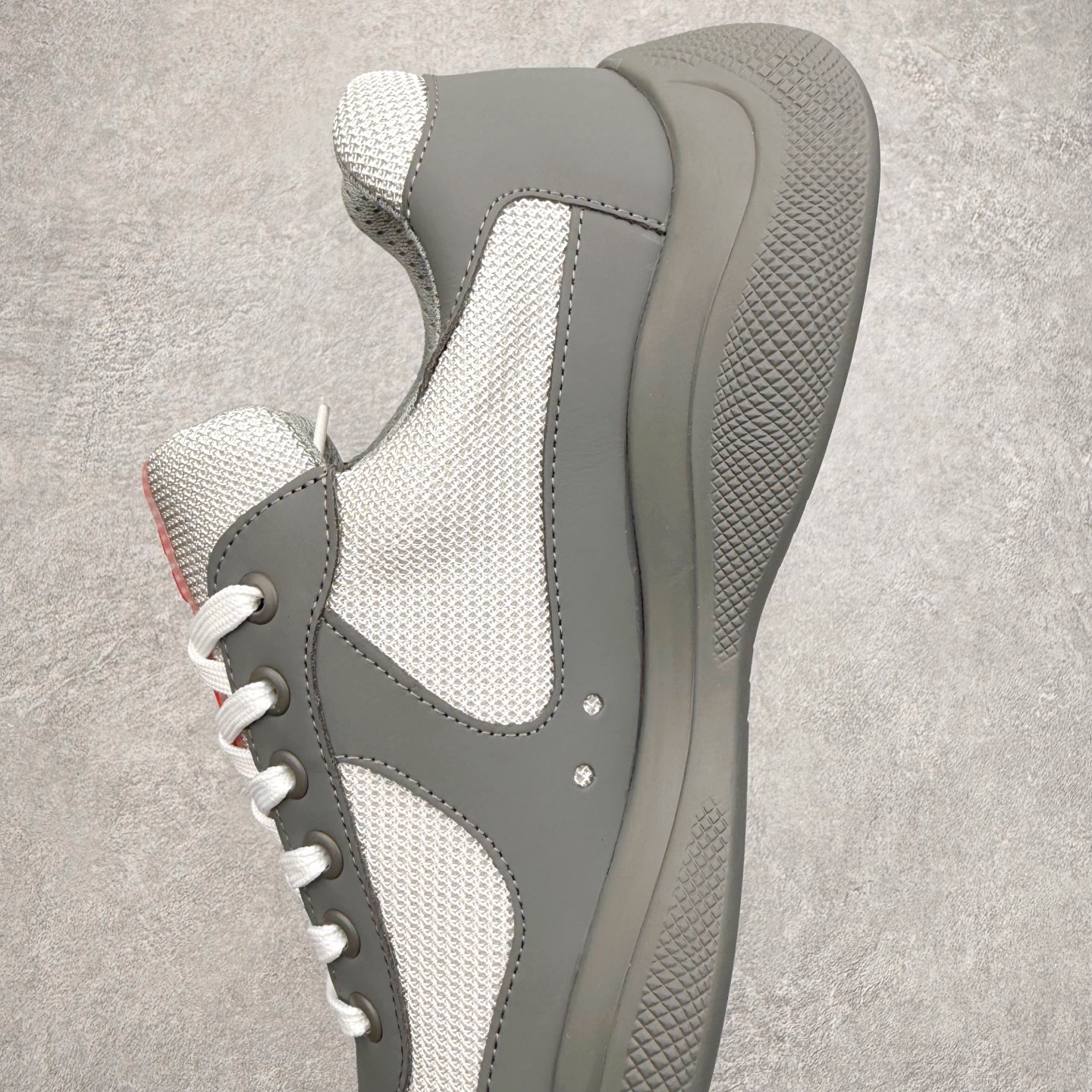 图片[7]-Prada America\’s Cup 普拉达 运动鞋经过重新设计 全新面料和颜色为它注入新的当代精神 这款航海风系带运动鞋 最初在上世纪90年代为LunaRossa船员设计 现在以彩色橡胶和Bike织物重新演绎 Prada LineaRossa徽标彰显经典态度 尺码：36 37 38 39 40 41 42 43 44 45 46 47-选品中心