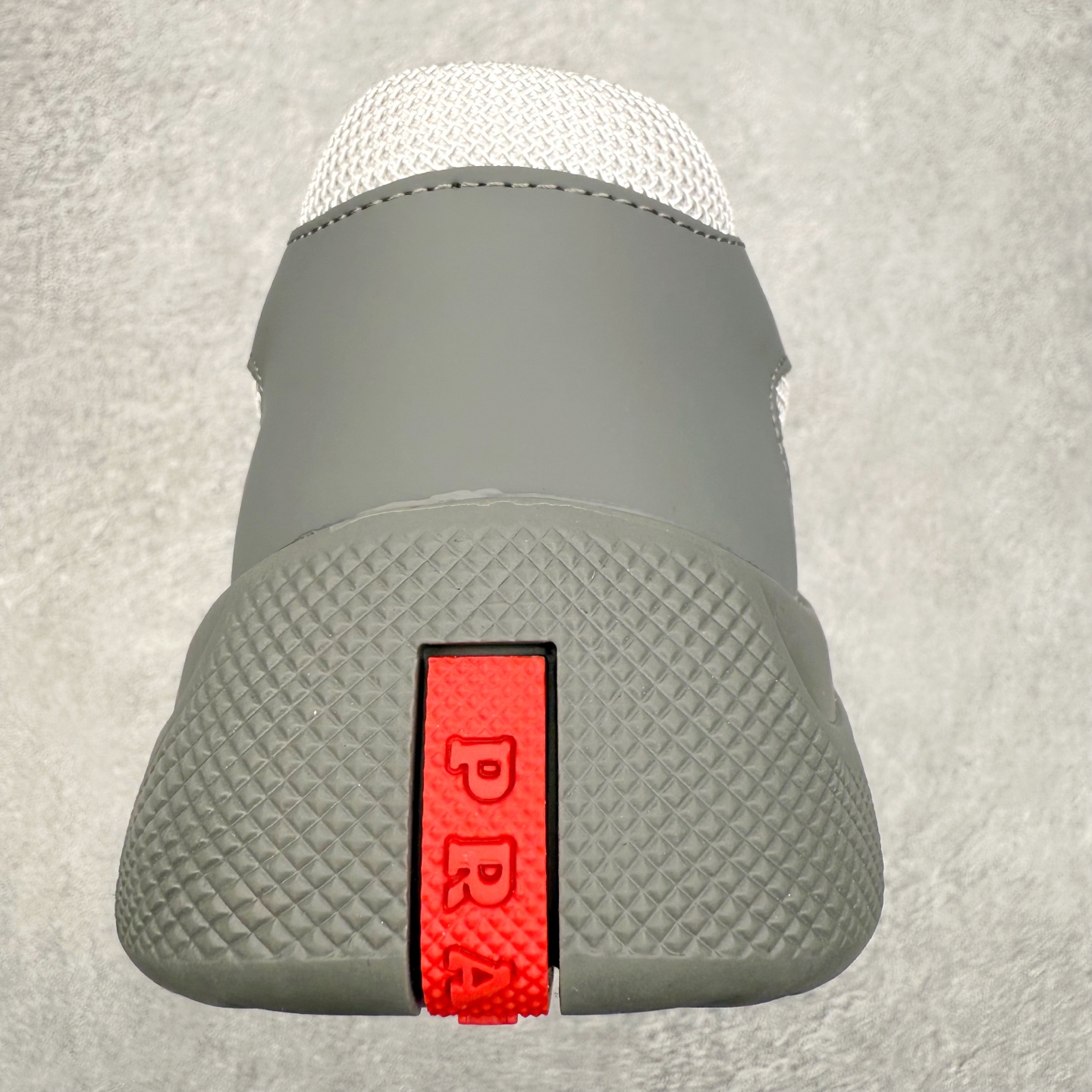 图片[8]-Prada America\’s Cup 普拉达 运动鞋经过重新设计 全新面料和颜色为它注入新的当代精神 这款航海风系带运动鞋 最初在上世纪90年代为LunaRossa船员设计 现在以彩色橡胶和Bike织物重新演绎 Prada LineaRossa徽标彰显经典态度 尺码：36 37 38 39 40 41 42 43 44 45 46 47-选品中心