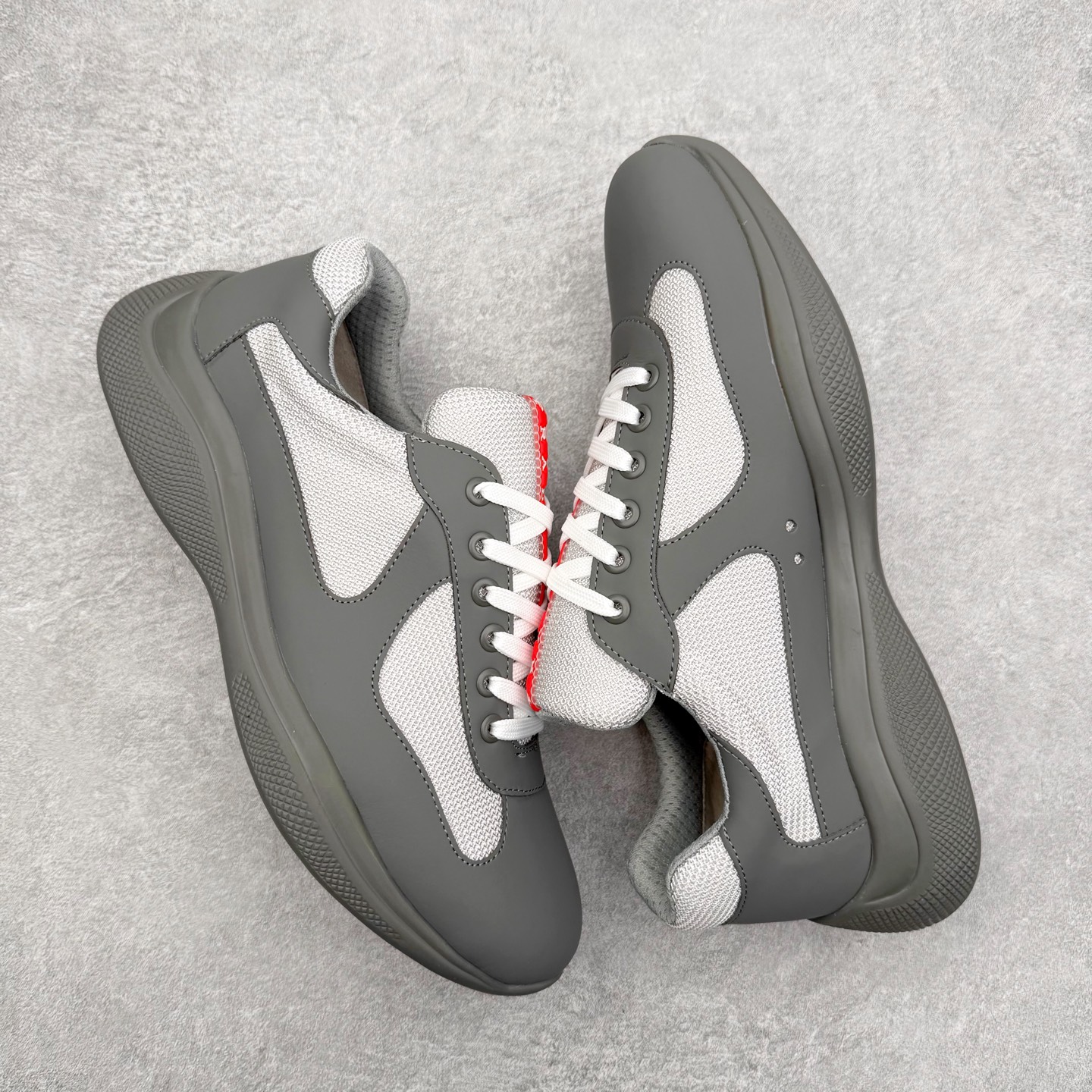 图片[3]-Prada America\’s Cup 普拉达 运动鞋经过重新设计 全新面料和颜色为它注入新的当代精神 这款航海风系带运动鞋 最初在上世纪90年代为LunaRossa船员设计 现在以彩色橡胶和Bike织物重新演绎 Prada LineaRossa徽标彰显经典态度 尺码：36 37 38 39 40 41 42 43 44 45 46 47-选品中心