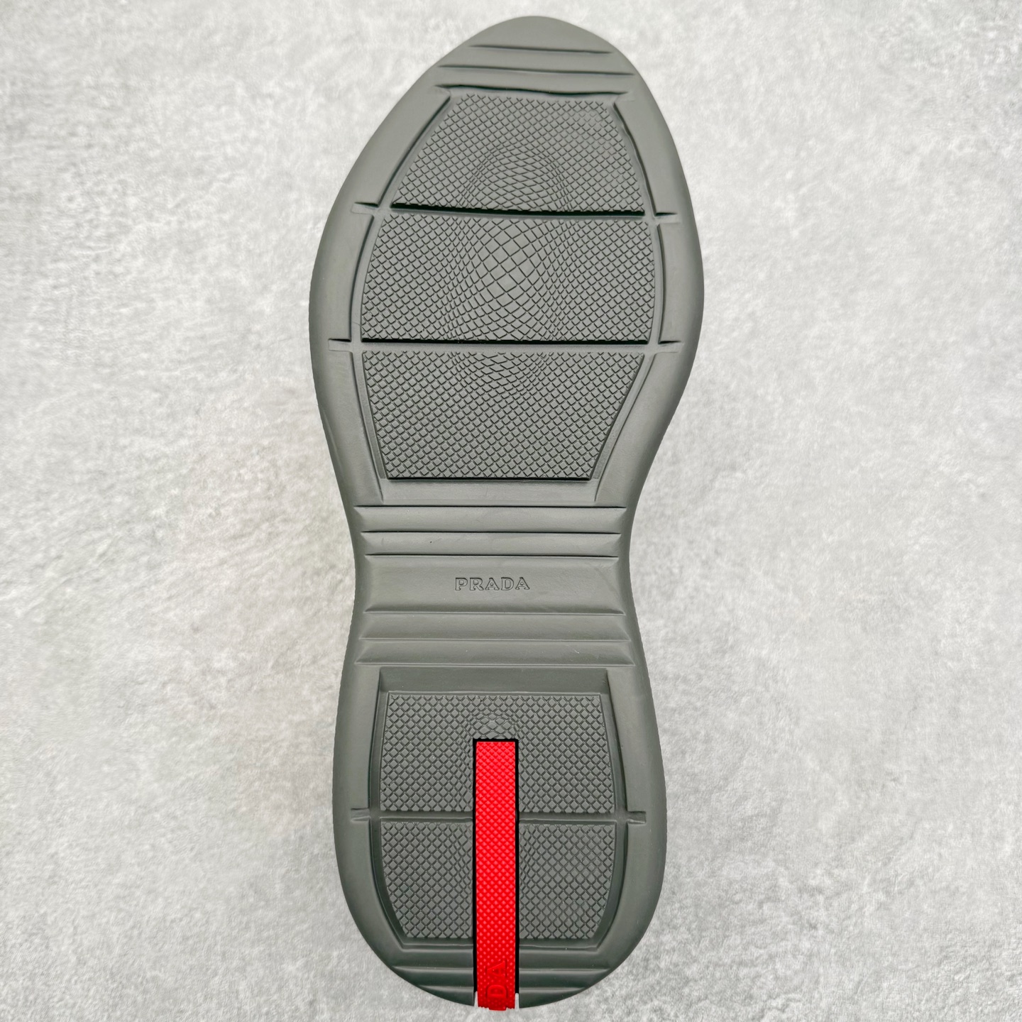 图片[9]-Prada America\’s Cup 普拉达 运动鞋经过重新设计 全新面料和颜色为它注入新的当代精神 这款航海风系带运动鞋 最初在上世纪90年代为LunaRossa船员设计 现在以彩色橡胶和Bike织物重新演绎 Prada LineaRossa徽标彰显经典态度 尺码：36 37 38 39 40 41 42 43 44 45 46 47-选品中心