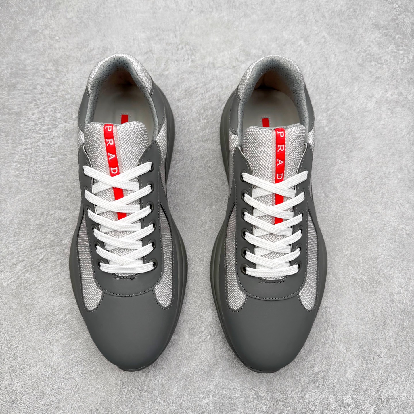 图片[2]-Prada America\’s Cup 普拉达 运动鞋经过重新设计 全新面料和颜色为它注入新的当代精神 这款航海风系带运动鞋 最初在上世纪90年代为LunaRossa船员设计 现在以彩色橡胶和Bike织物重新演绎 Prada LineaRossa徽标彰显经典态度 尺码：36 37 38 39 40 41 42 43 44 45 46 47-选品中心